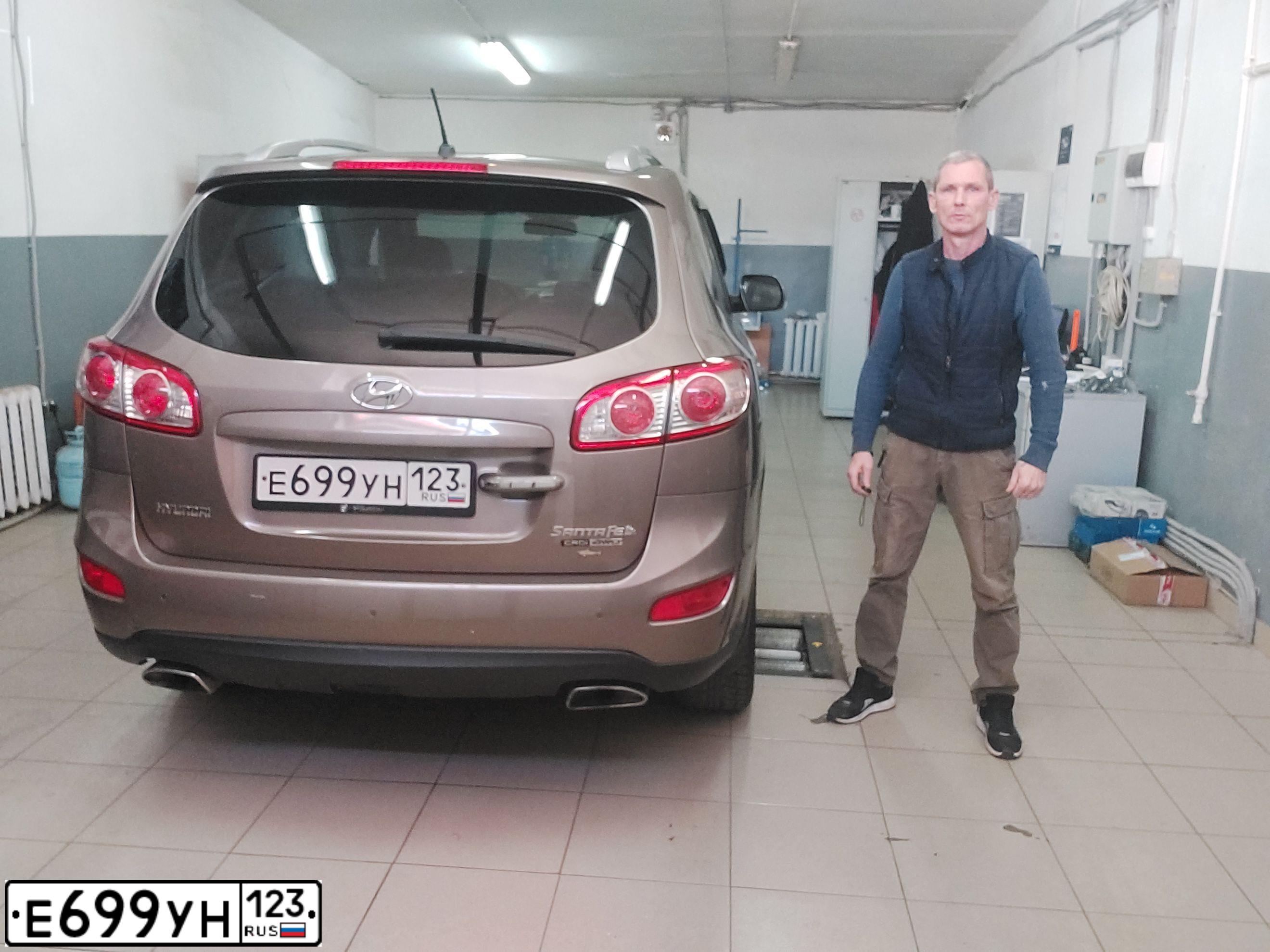 Фото автомобиля HYUNDAI SANTA FE, 2011 — госномер У707РЕ123. Цвет: Коричневый