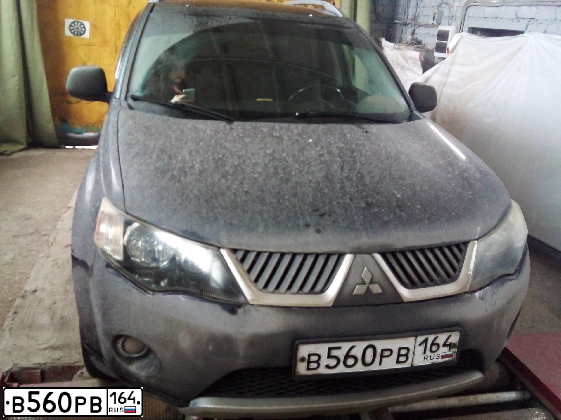 Фото автомобиля MITSUBISHI OUTLANDER, 2008 — госномер В560РВ164. Цвет: ЧЕРНЫЙ