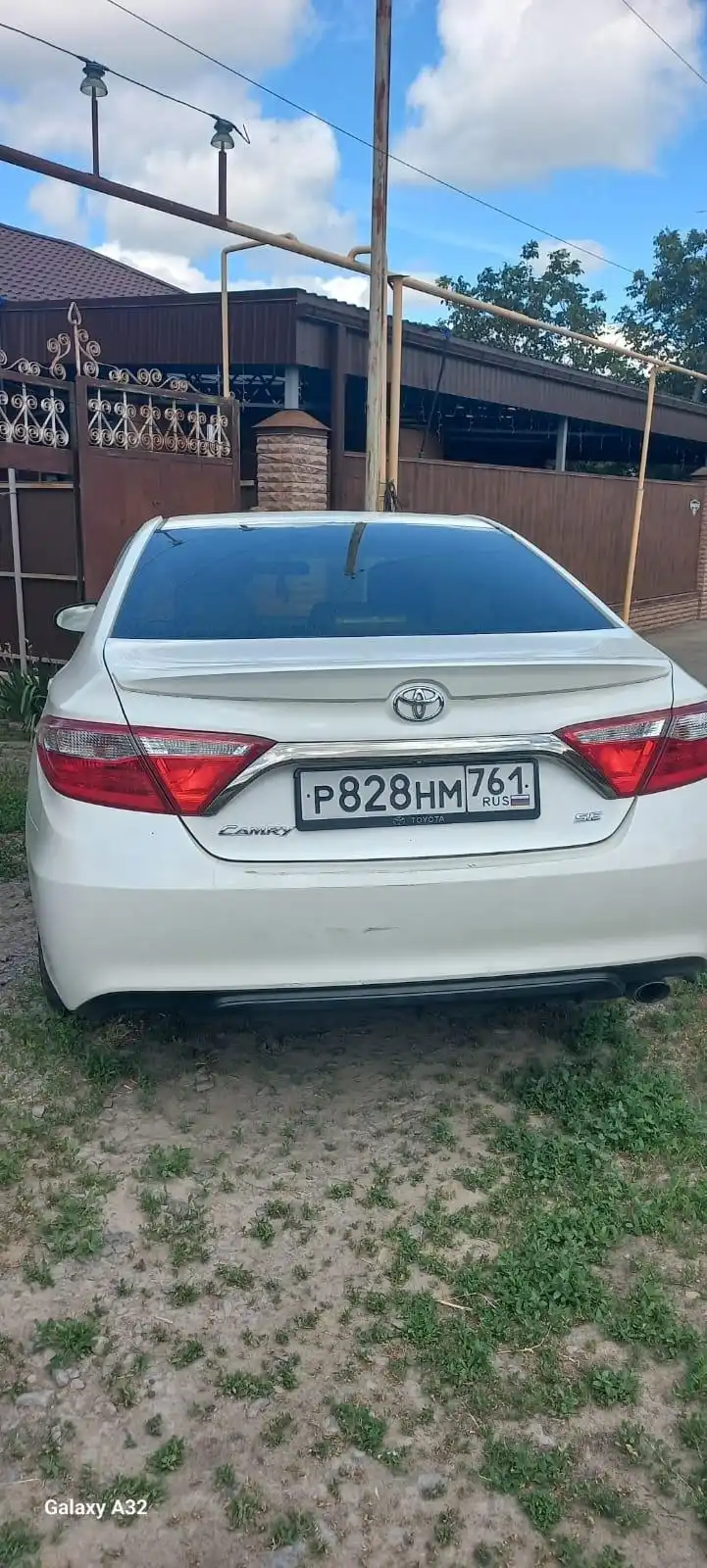 Фото автомобиля TOYOTA CAMRY, 2015 — госномер Р828НМ761. Цвет: Белый