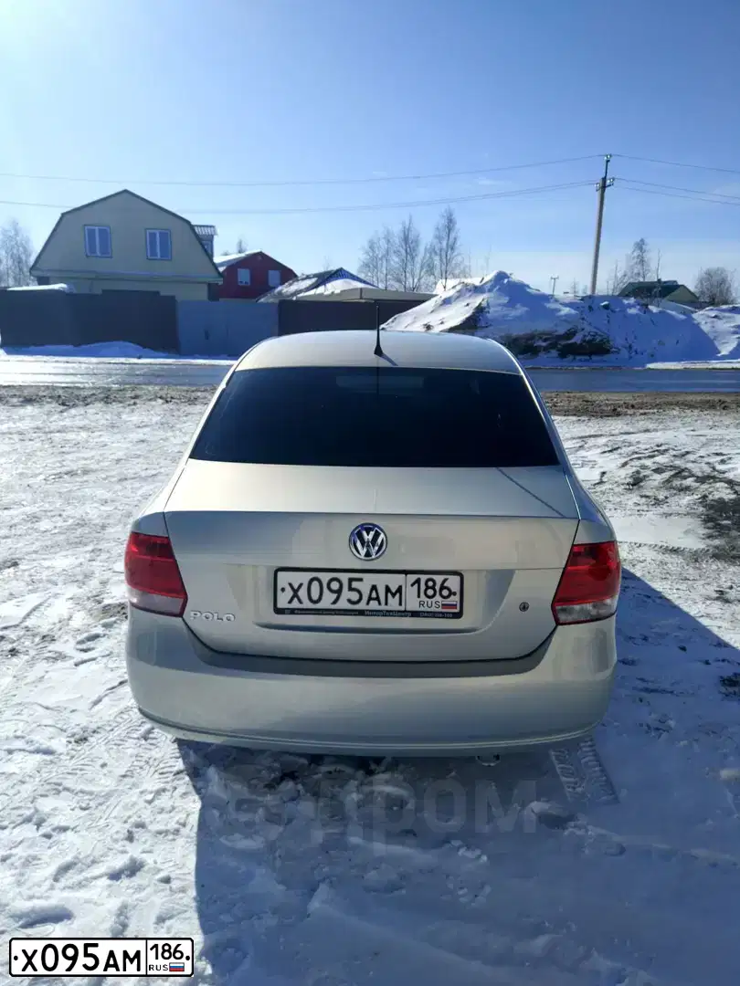 Фото автомобиля VOLKSWAGEN POLO, 2014 — госномер Х095АМ186. Цвет: Серебристо-Желтый