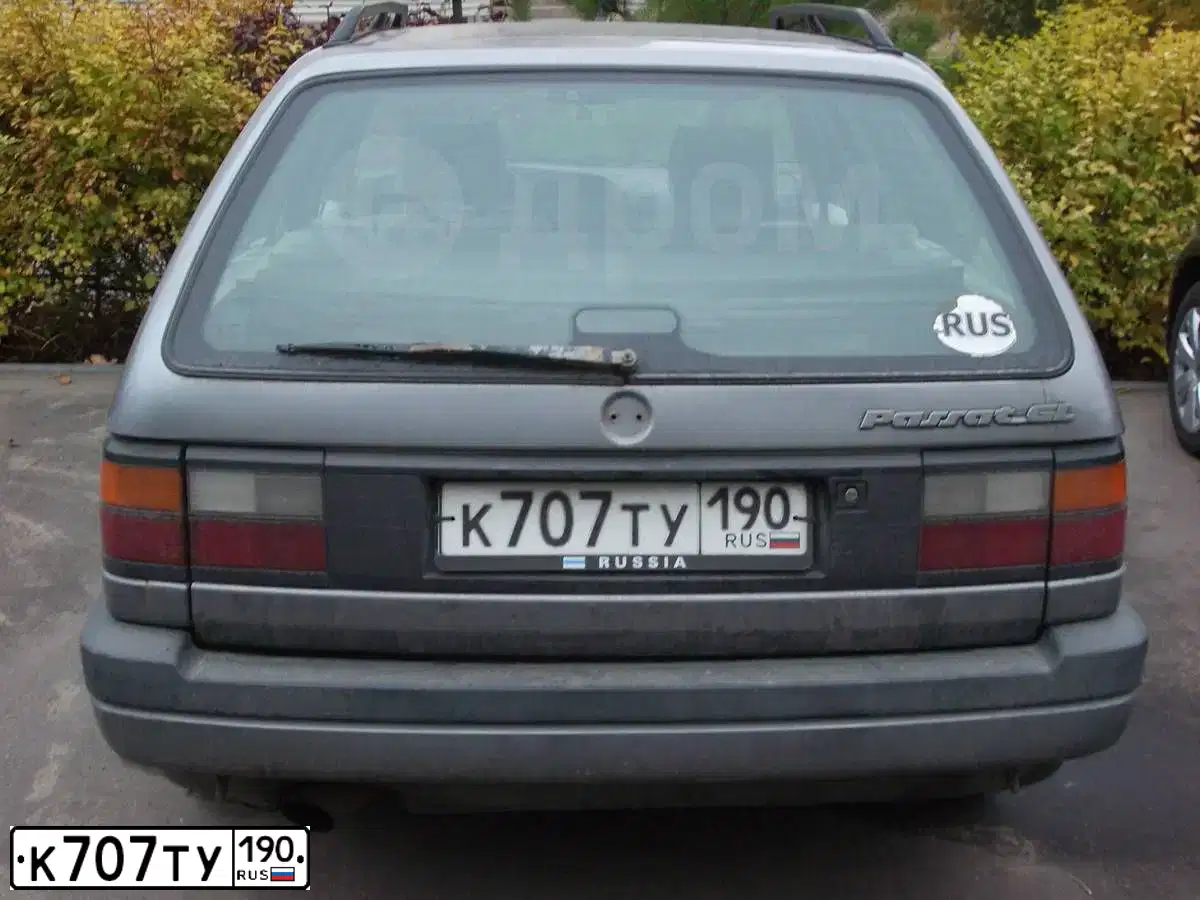 Фото автомобиля VOLKSWAGEN PASSAT, 1990 — госномер Е929ВН550. Цвет: Серый