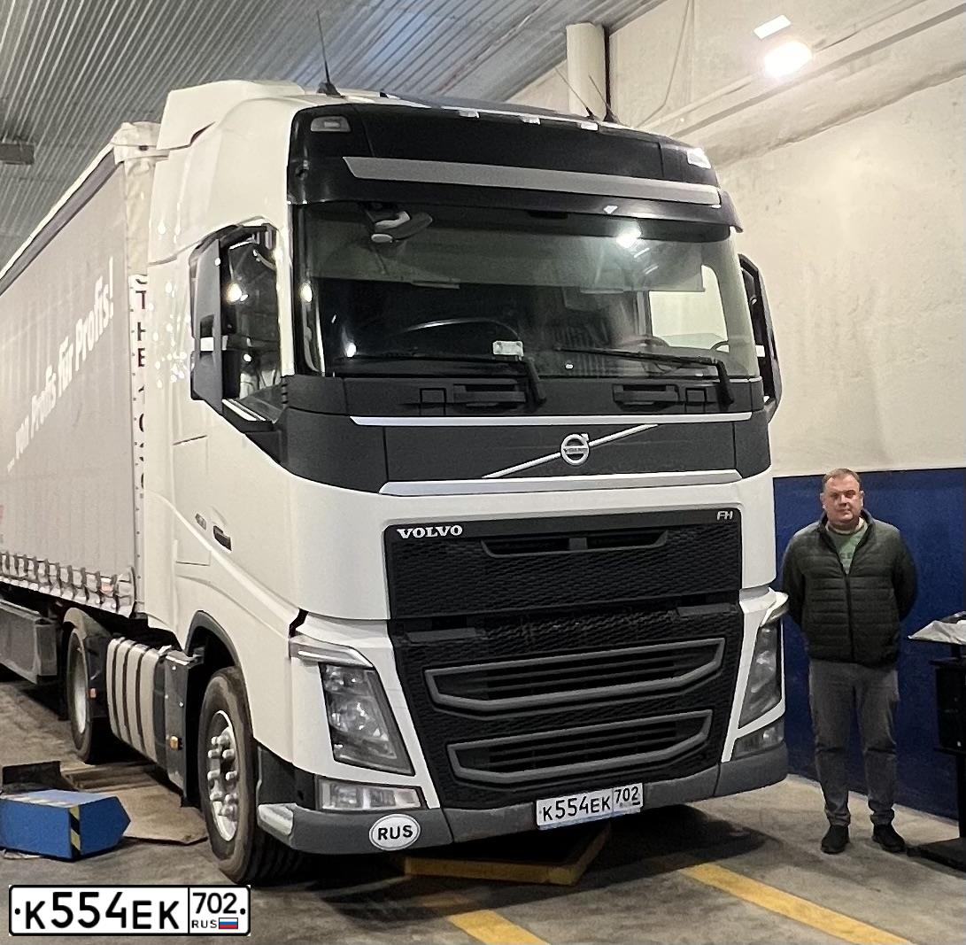Фото автомобиля VOLVO SERIE FH /4X2/, 2014 — госномер К554ЕК702. Цвет: Белый