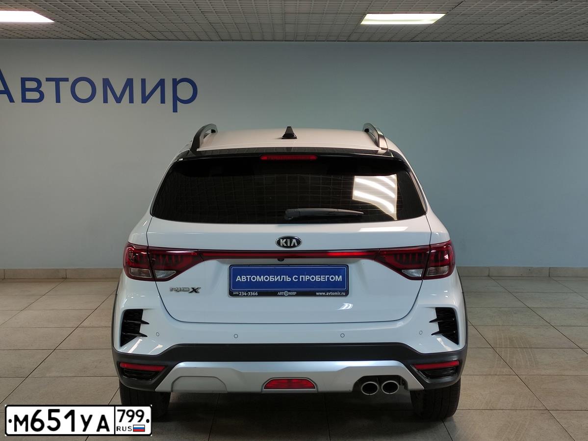 Фото автомобиля KIA RIO, 2021 — госномер М699УА790. Цвет: Белый