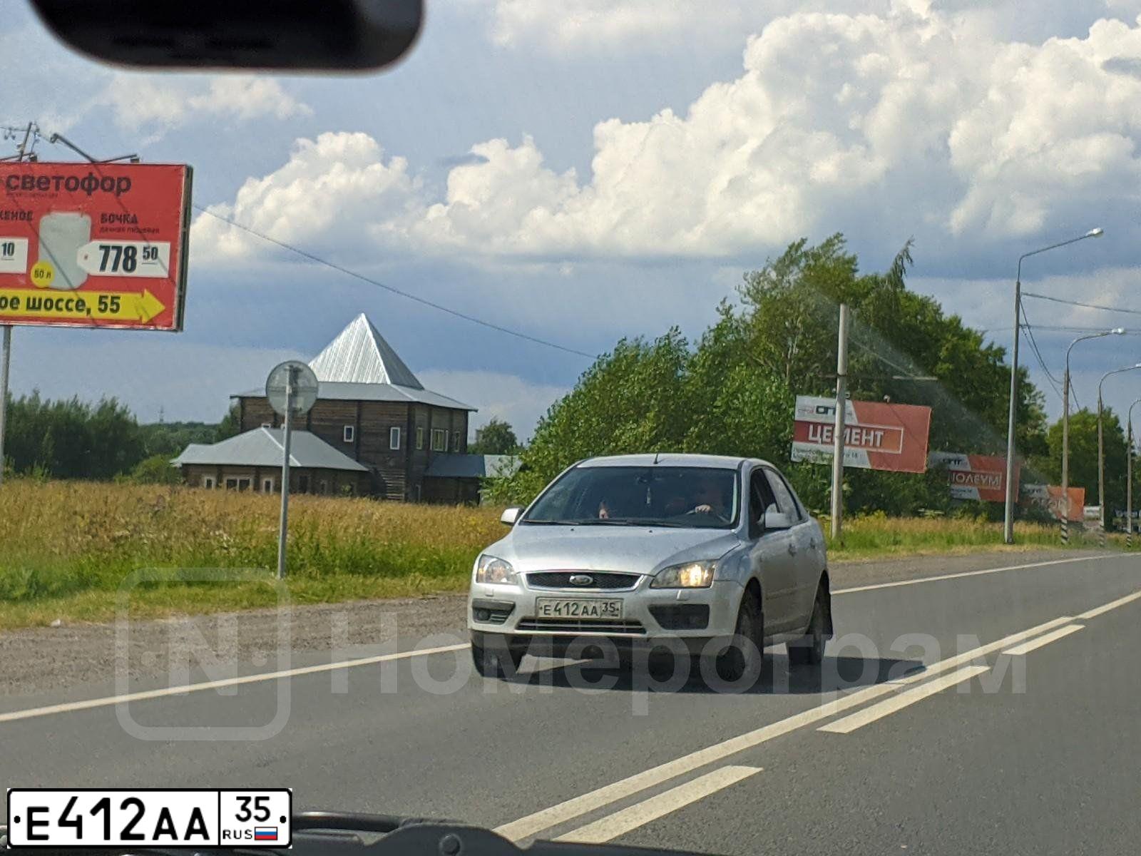 Фото автомобиля FORD FOCUS, 2005 — госномер Е412АА35. Цвет: Серебристый