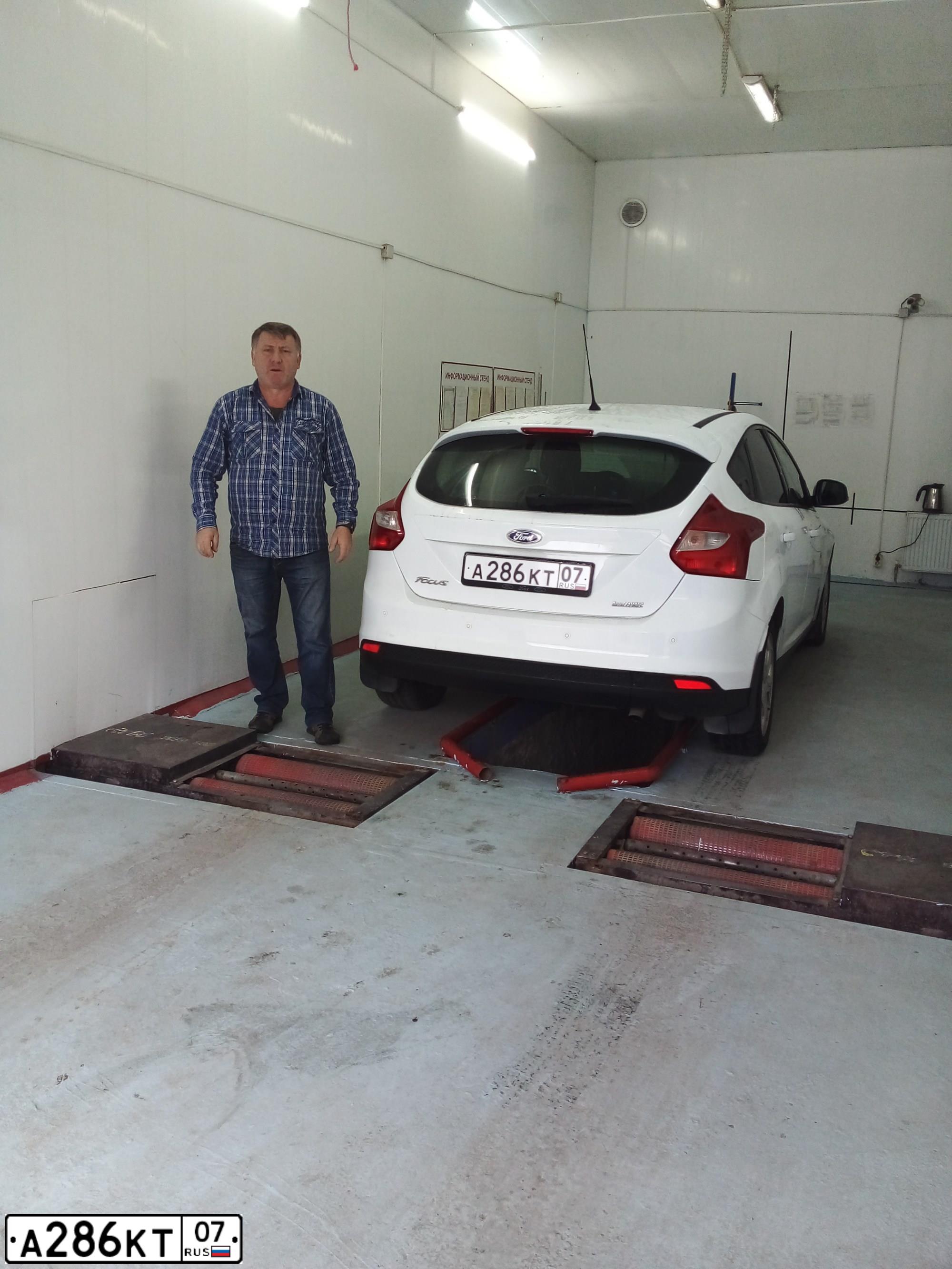 Фото автомобиля FORD D FOCUS, 2013 — госномер Е888ВА07. Цвет: Белый