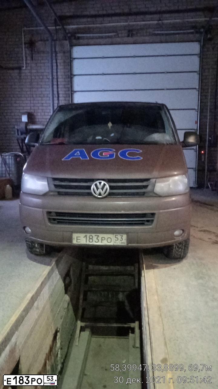 Фото автомобиля VOLKSWAGEN TRANSPORTER, 2011 — госномер Е183РО53. Цвет: КОРИЧНЕВЫЙ МЕТАЛЛИК