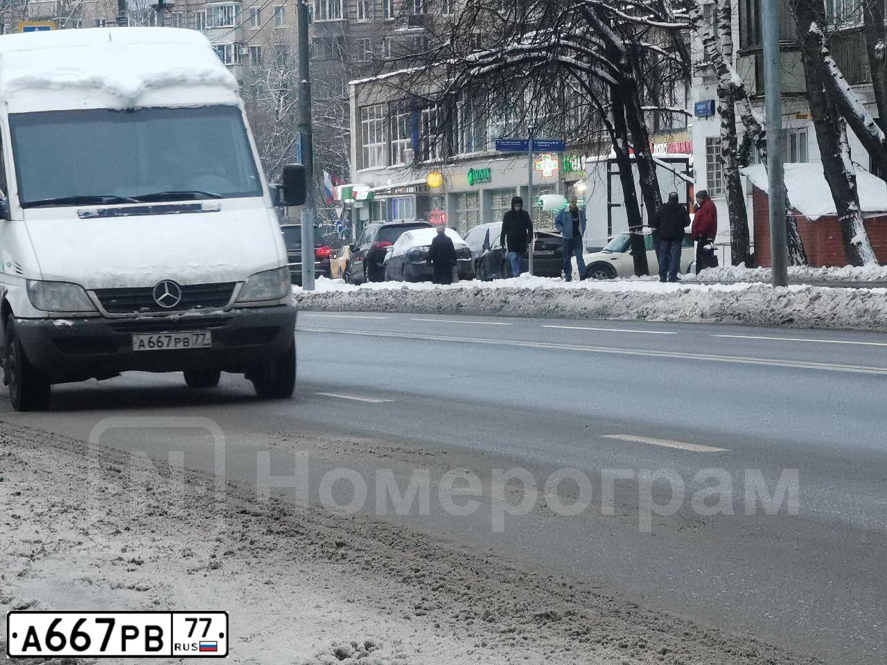 Фото автомобиля MERCEDES SPRINTER, 2005 — госномер А667РВ77. Цвет: Белый