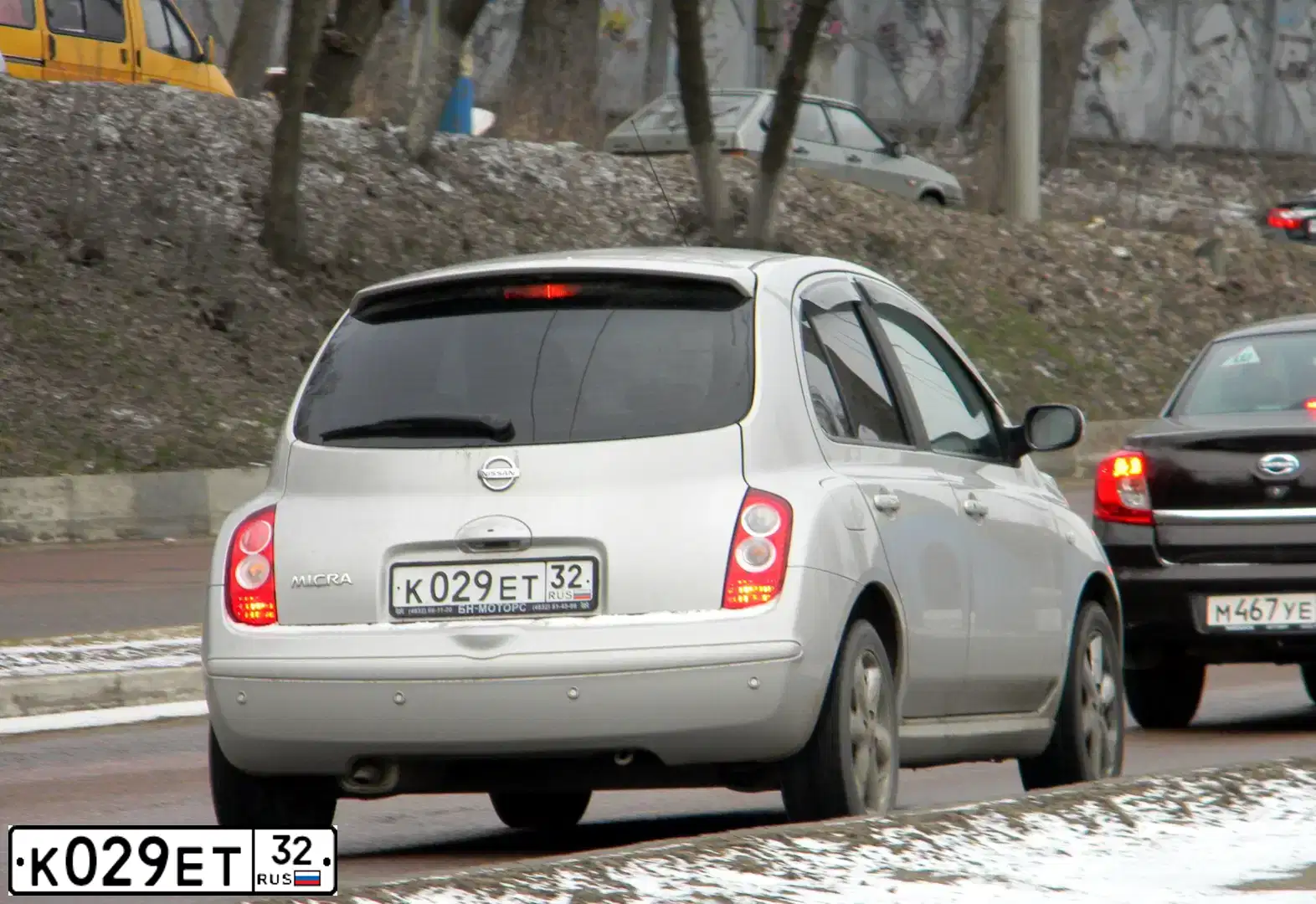 Фото автомобиля NISSAN MICRA, 2008 — госномер К029ЕТ32. Цвет: СЕРЫЙ