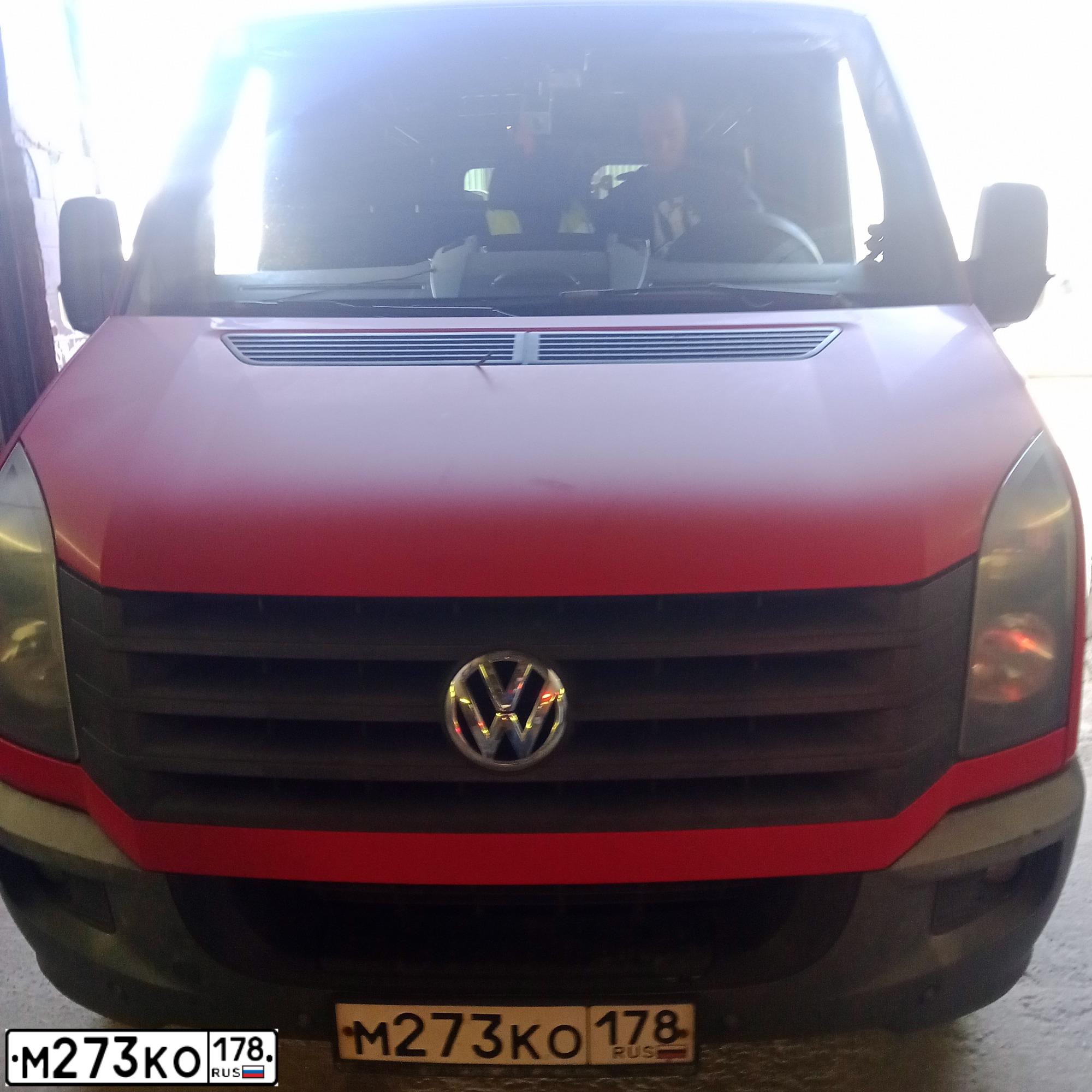 Фото автомобиля VOLKSWAGEN CRAFTER, 2012 — госномер Т345НР39. Цвет: Красный