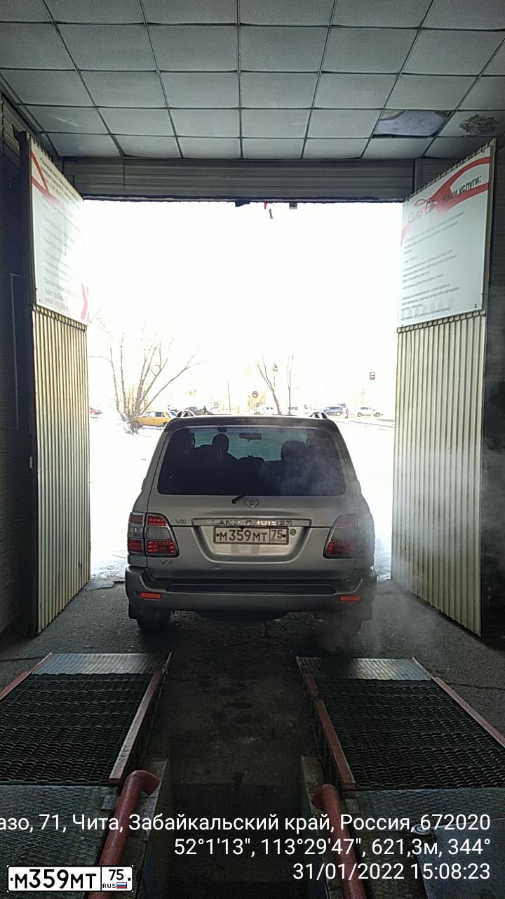 Фото автомобиля TOYOTA LANDCRUISER, 2006 — госномер Р001РР75. Цвет: Серебристый