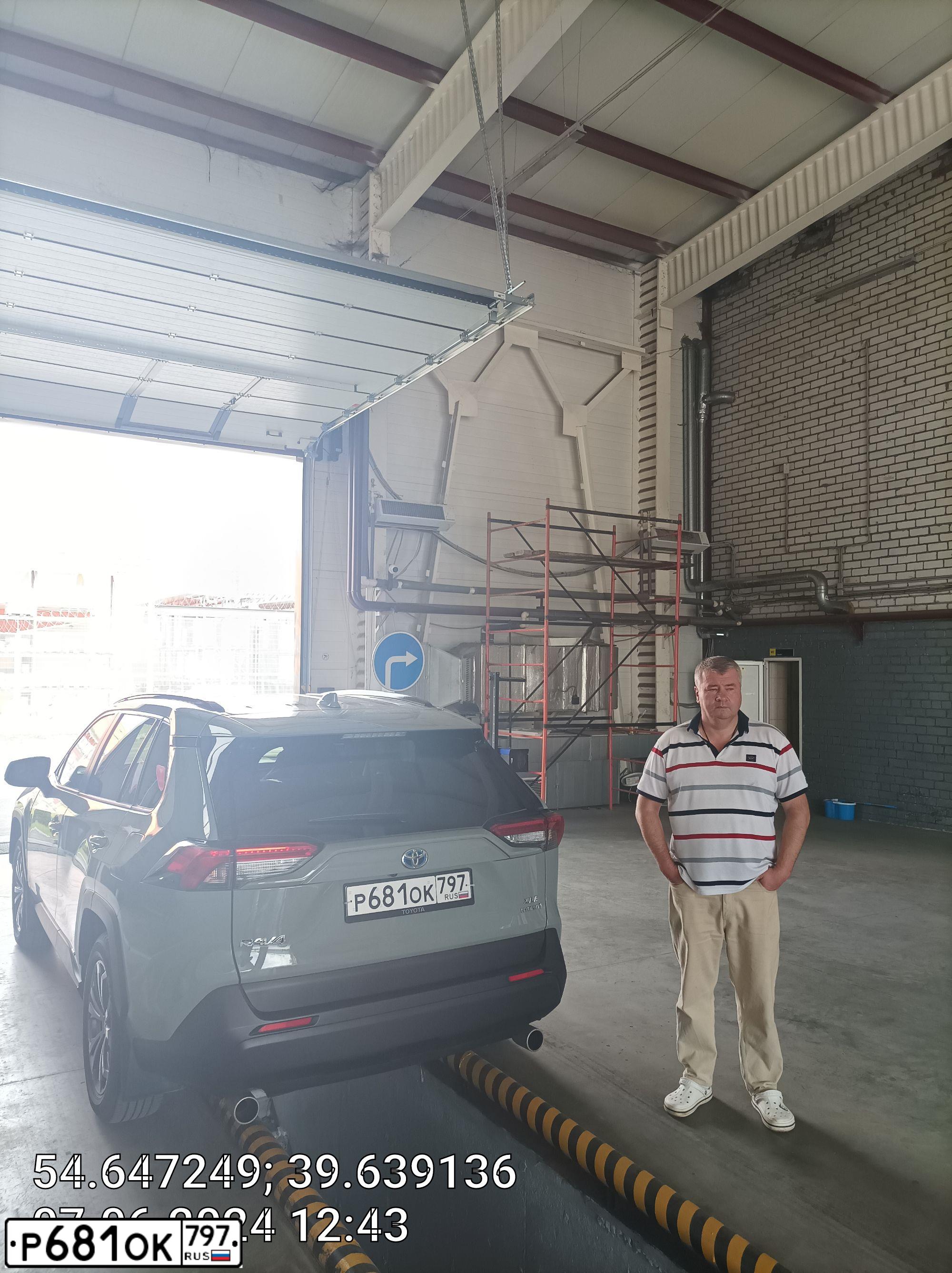 Фото автомобиля TOYOTA RAV4 HYBRID, 2022 — госномер Р681ОК797. Цвет: СЕРЫЙ