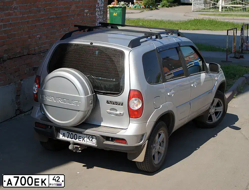 Фото автомобиля CHEVROLET NIVA, 2013 — госномер Е416ЕУ122. Цвет: СВЕТЛО-СЕРЕБРИСТЫЙ  МЕТАЛЛИК