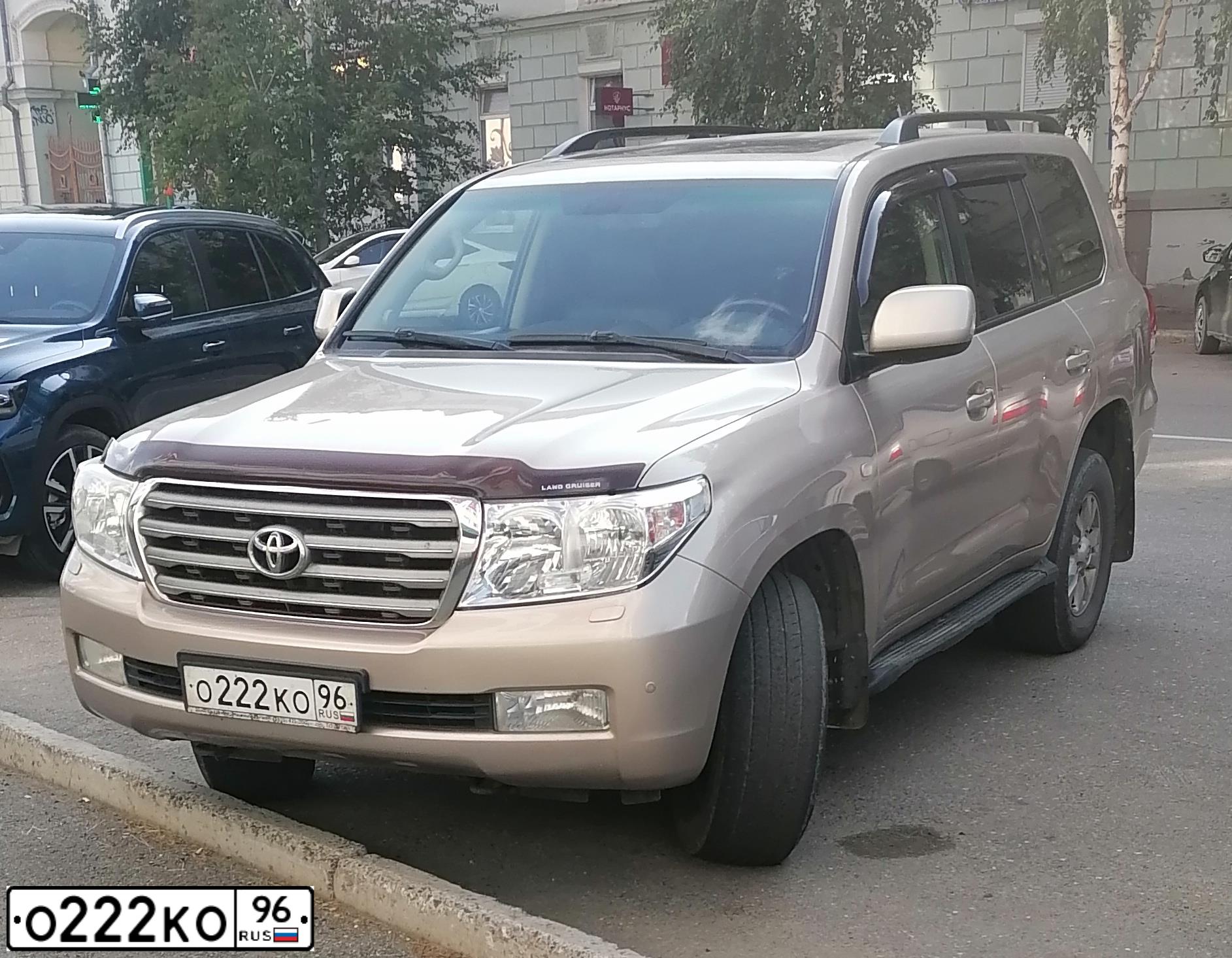 Фото автомобиля ТОЙОТА ЛЕНД КРУЙЗЕР 200, 2008 — госномер О222КО96. Цвет: БЕЖЕВЫЙ