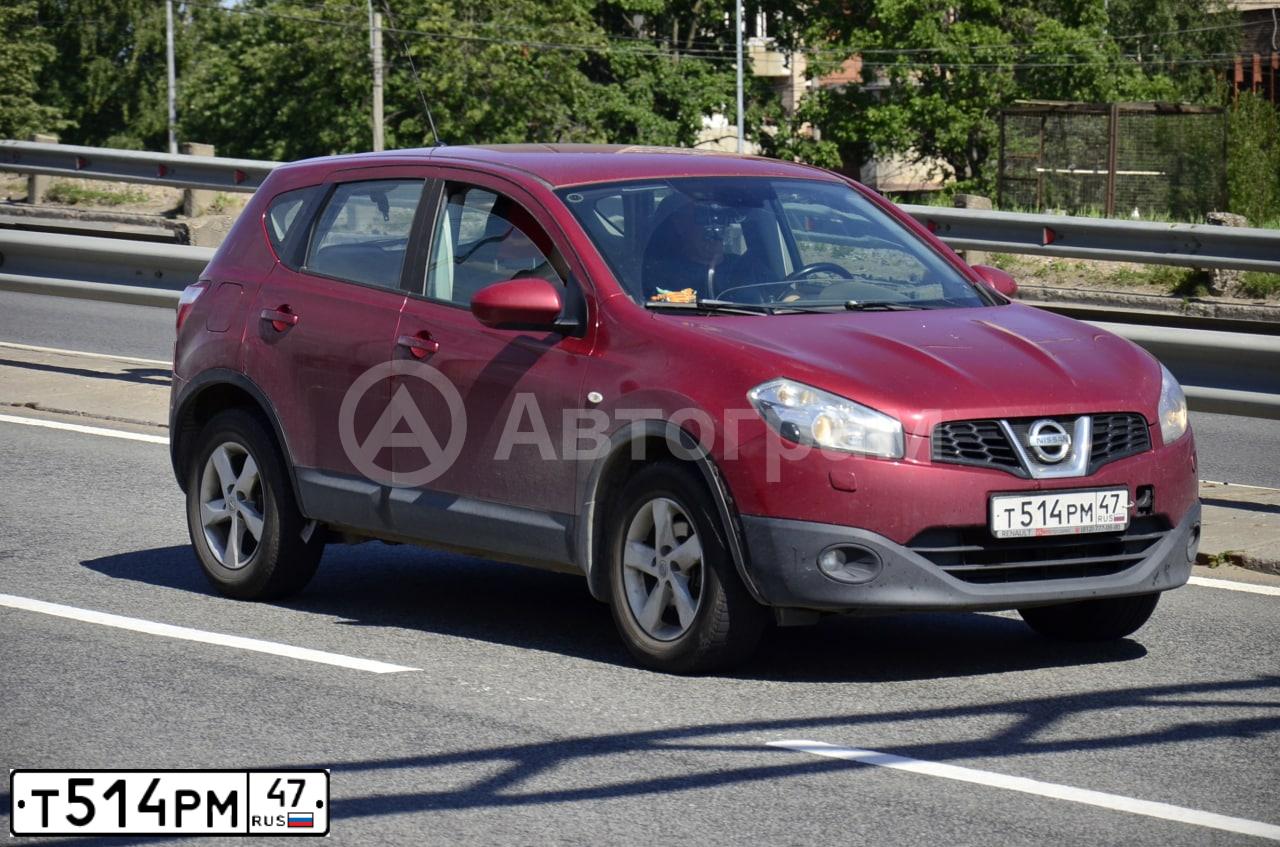 Фото автомобиля NISSAN QASHQAI, 2010 — госномер Т514РМ47. Цвет: Красный