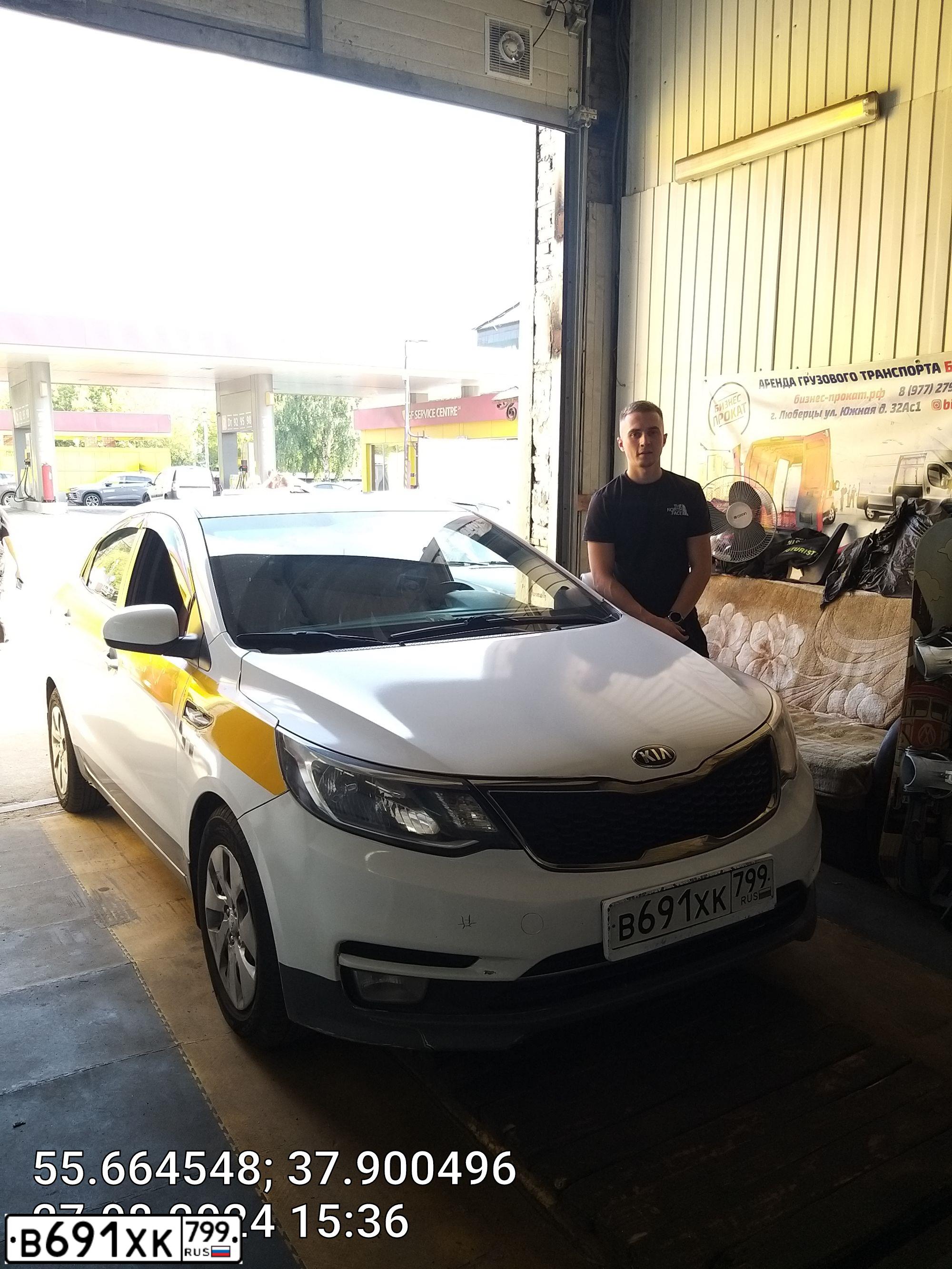 Фото автомобиля KIA RIO, 2017 — госномер В691ХК799. Цвет: БЕЛЫЙ-ЖЕЛТЫЙ-СЕРЫЙ