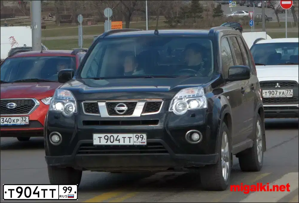 Фото автомобиля MAZDA A 3, 2006 — госномер К582ЕН150. Цвет: СЕРО-ЗОЛОТИСТЫЙ