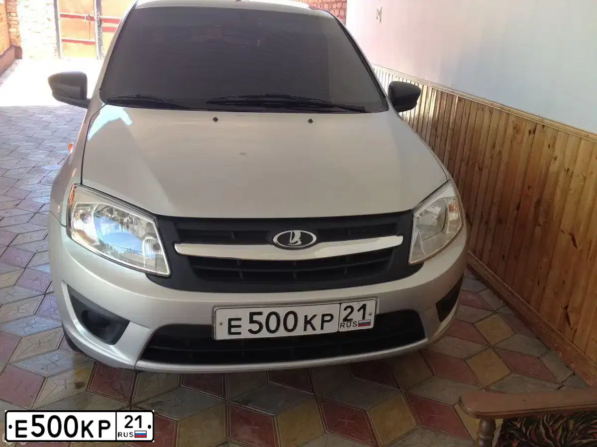 Фото автомобиля LADA 2190 GRANTA, 2014 — госномер Е500КР21. Цвет: СЕРЕБРИСТЫЙ