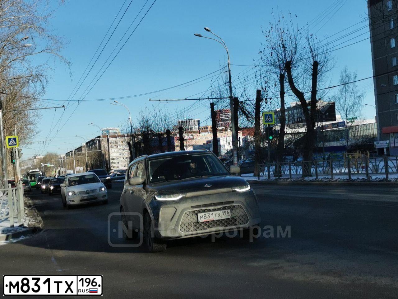 Фото автомобиля KIA SOUL, 2020 — госномер М831ТХ196. Цвет: ЧЕРНЫЙ