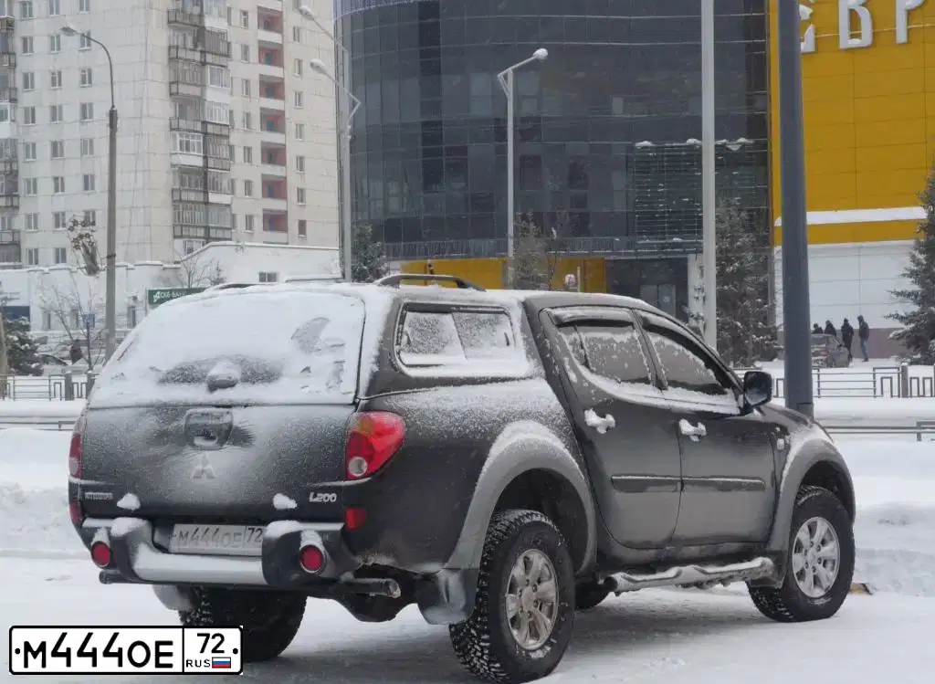 Фото автомобиля MITSUBISHI L 200, 2012 — госномер М444ОЕ72. Цвет: ЧЕРНЫЙ