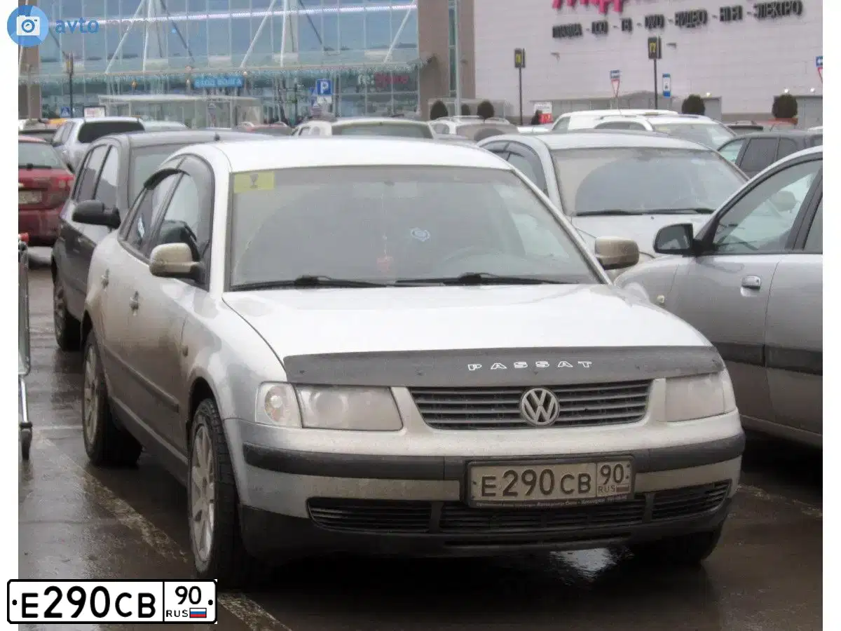 Фото автомобиля VOLKSWAGEN PASSAT, 1999 — госномер О165УС31. Цвет: Серебристый