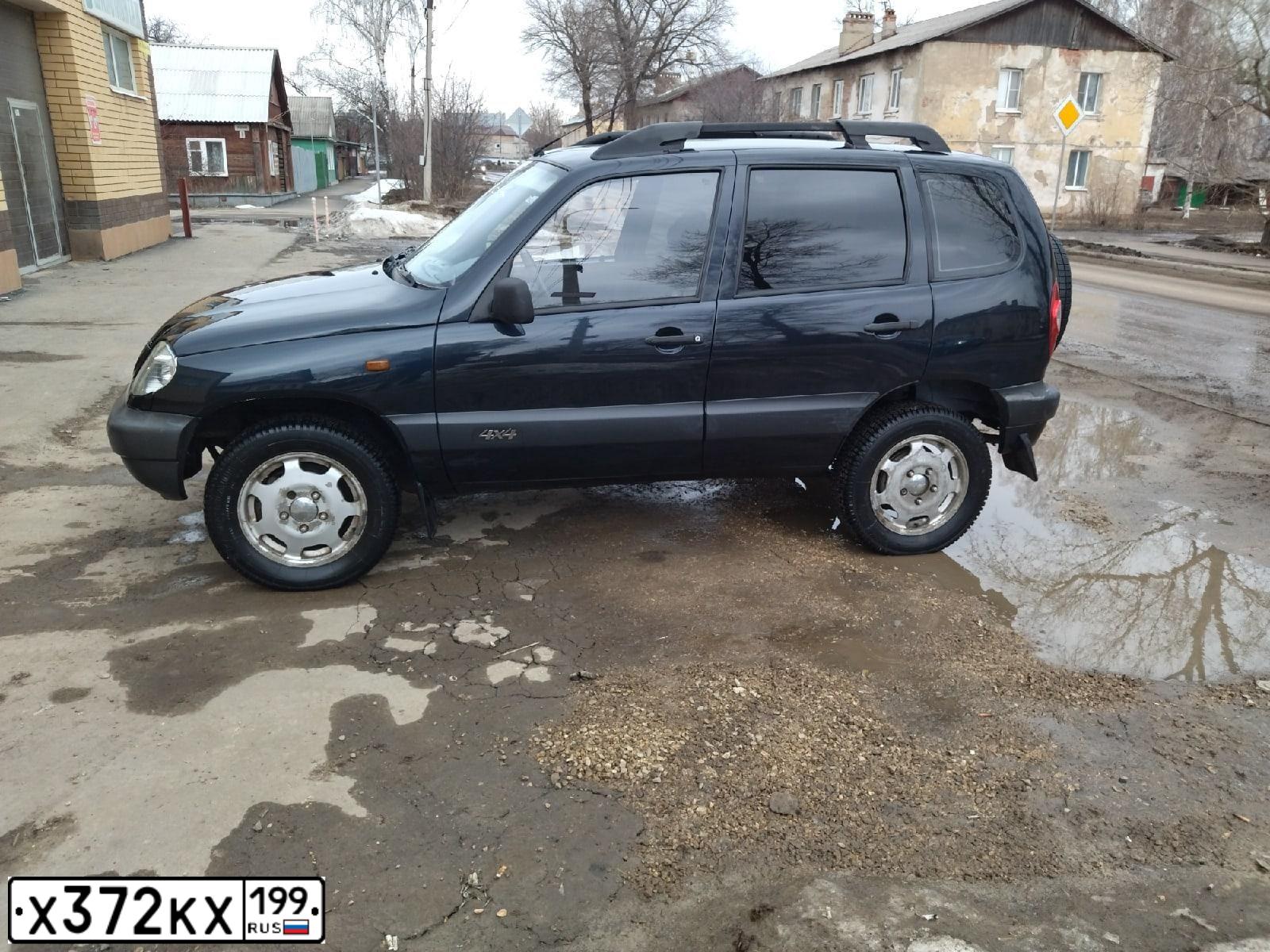 Фото автомобиля CHEVROLET NIVA, 2008 — госномер Х372КХ199. Цвет: ЧЕРНЫЙ МЕТАЛЛИК