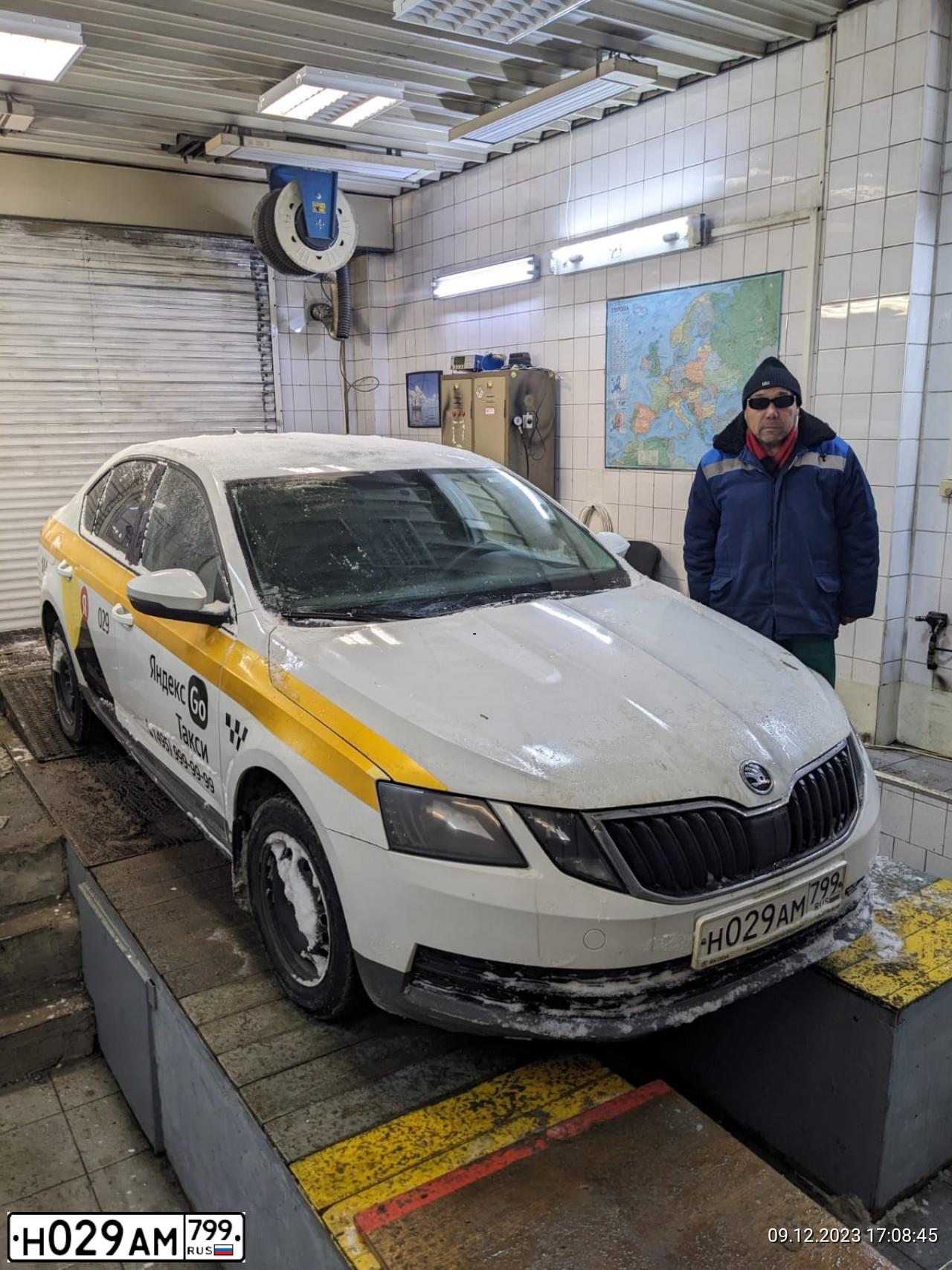 Фото автомобиля SKODA OCTAVIA, 2017 — госномер Е790РЕ761. Цвет: БЕЛЫЙ ЖЕЛТЫЙ СЕРЫЙ