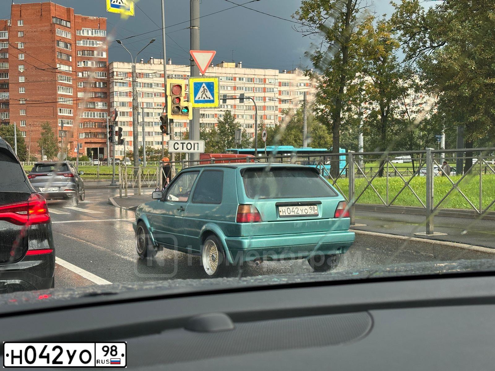 Фото автомобиля VOLKSWAGEN GOLF, 1991 — госномер Н042УО98. Цвет: СВЕТЛО-ЗЕЛЕНЫЙ