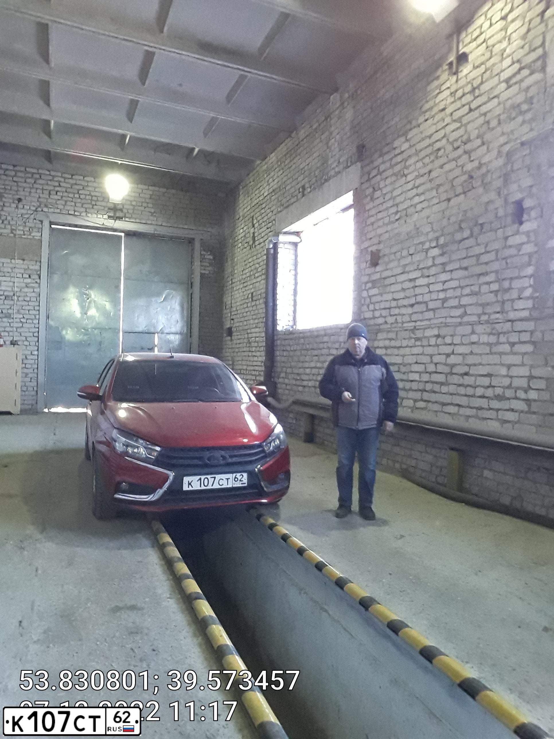 Фото автомобиля LADA VESTA, 2017 — госномер К107СТ62. Цвет: КРАСНЫЙ