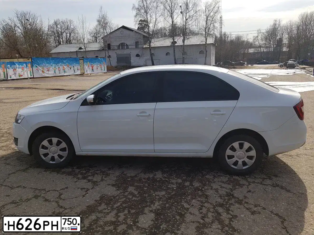Фото автомобиля SKODA RAPID, 2017 — госномер Р261СУ40. Цвет: Белый