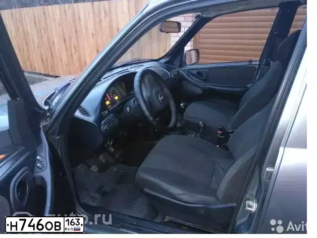 Фото автомобиля CHEVROLET NIVA, 2010 — госномер К068ЕР761. Цвет: Темно-серый металлик