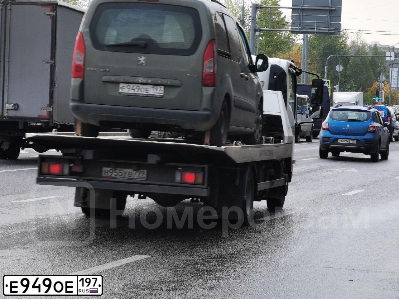 Фото автомобиля AUDI A4, 2013 — госномер Е956ХА790. Цвет: Белый