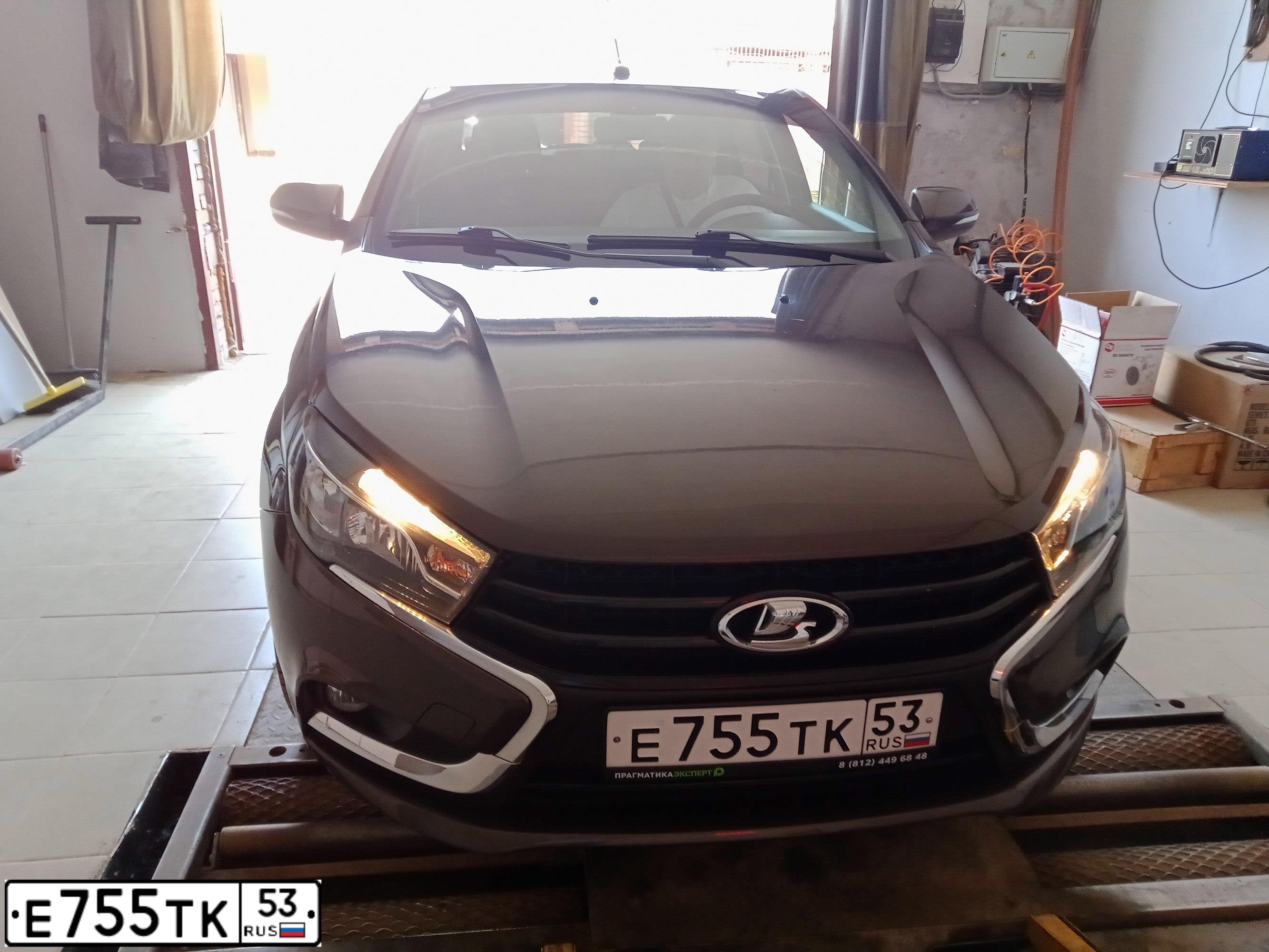 Фото автомобиля LADA VESTA, 2017 — госномер Е755ТК53. Цвет: Коричневый