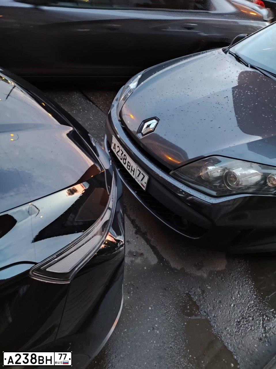 Фото автомобиля RENAULT LAGUNA, 2010 — госномер А238ВН77. Цвет: СЕРЫЙ