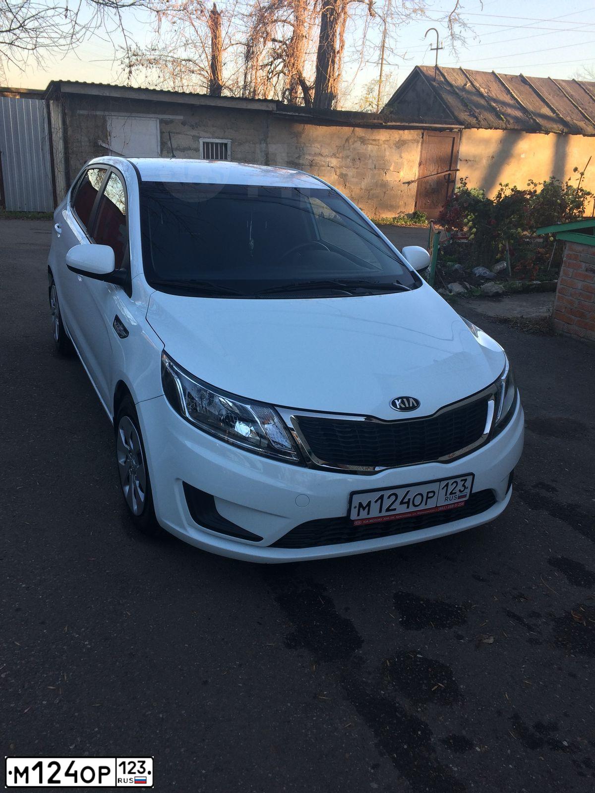 Фото автомобиля KIA RIO, 2014 — госномер М124ОР123. Цвет: Белый