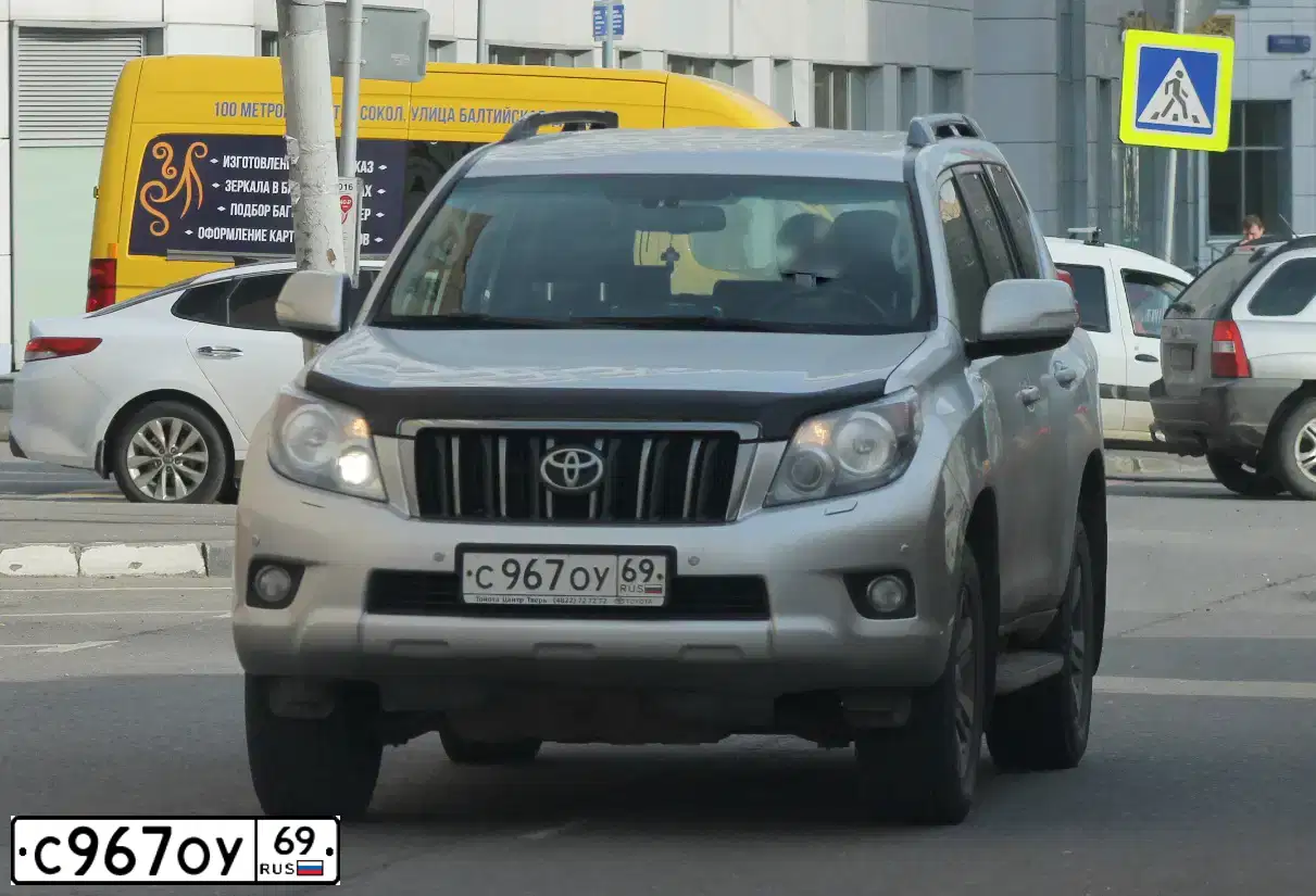 Фото автомобиля TOYOTA LAND CRUISER PRADO, 2012 — госномер Х293ЕТ977. Цвет: Серебристый