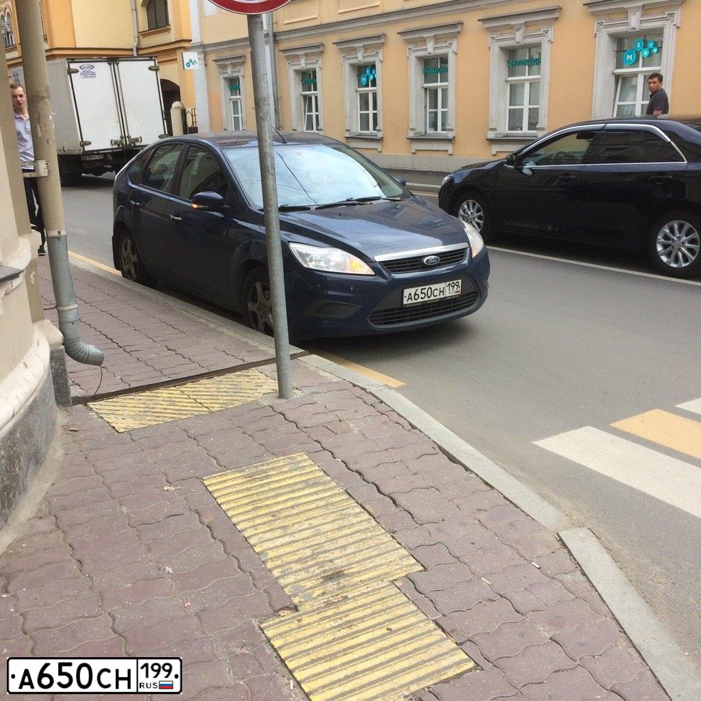 Фото автомобиля FORD FOCUS, 2009 — госномер А650СН199. Цвет: ТЕМНО-СИНИЙ