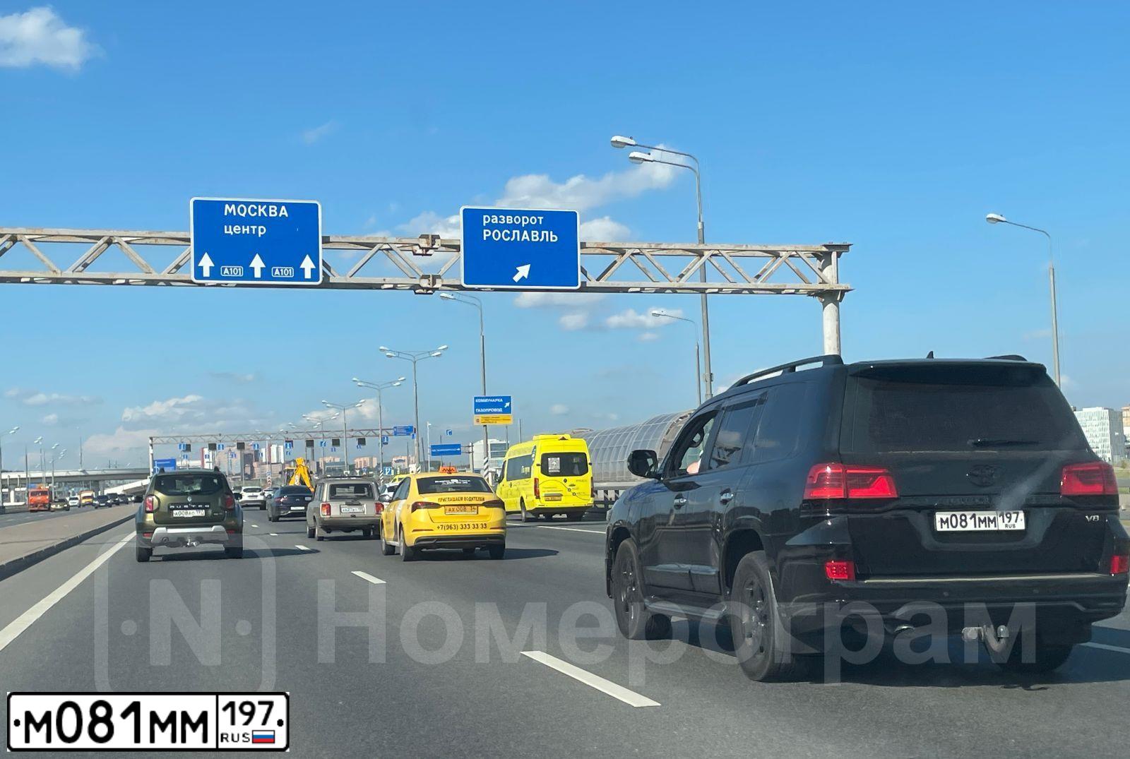 Фото автомобиля TOYOTA LANDCRUISER 200, 2013 — госномер М111УР77. Цвет: ЧЕРНЫЙ