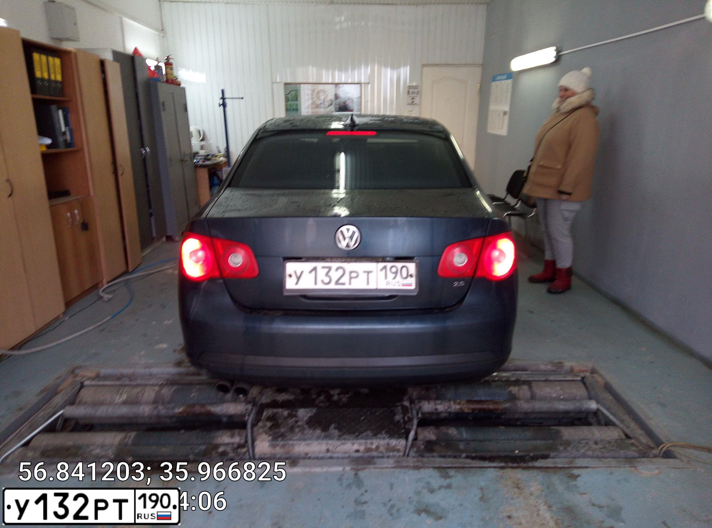 Фото автомобиля VOLKSWAGEN JETTA, 2005 — госномер У132РТ190. Цвет: СИНИЙ