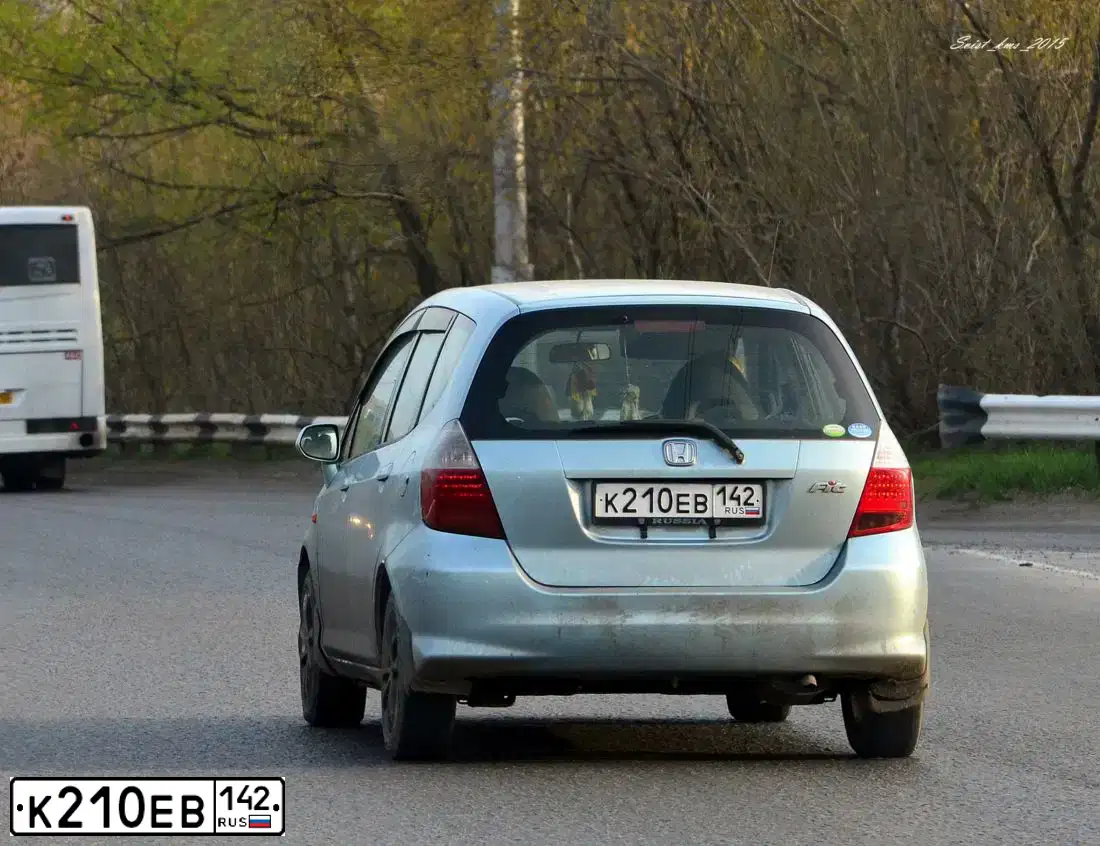 Фото автомобиля HONDA FIT, 2005 — госномер К210ЕВ142