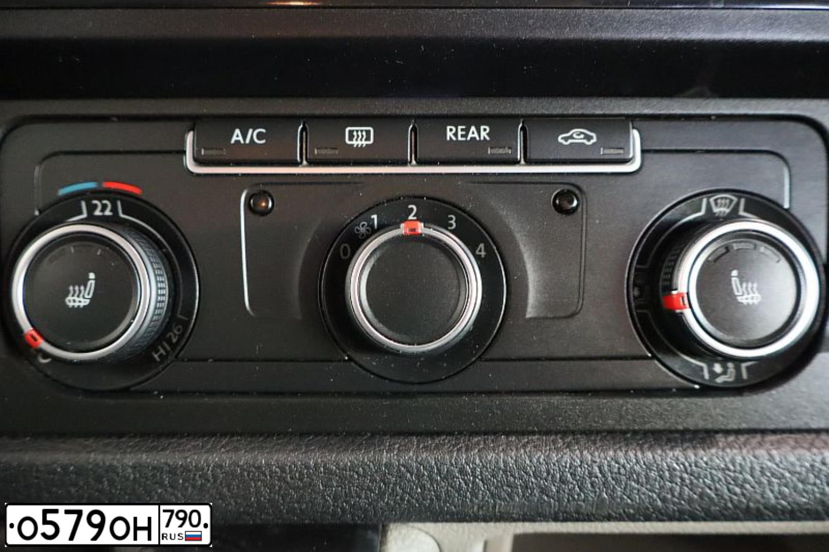 Фото автомобиля VOLKSWAGEN CARAVELLE, 2015 — госномер О579ОН790. Цвет: БЕЖЕВЫЙ