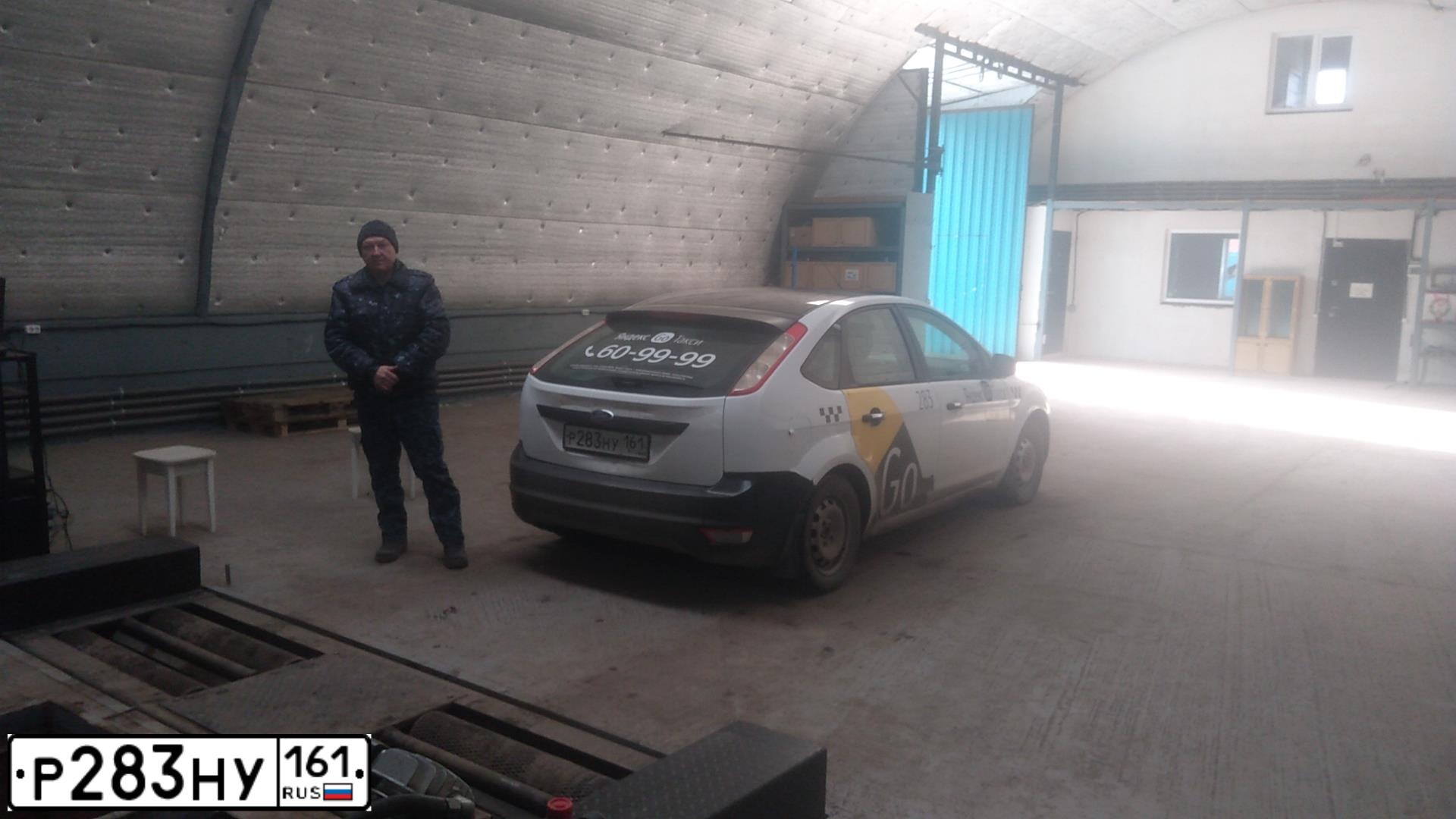 Фото автомобиля FORD FOCUS, 2011 — госномер Р283НУ161. Цвет: БЕЛЫЙ