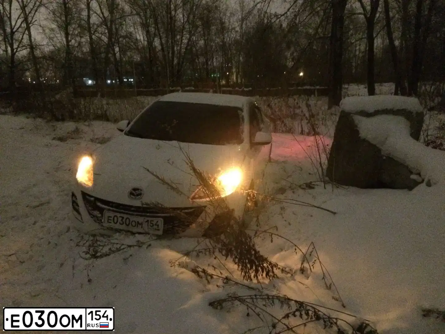 Фото автомобиля MAZDA 3, 2011 — госномер Т238МА19. Цвет: Белый
