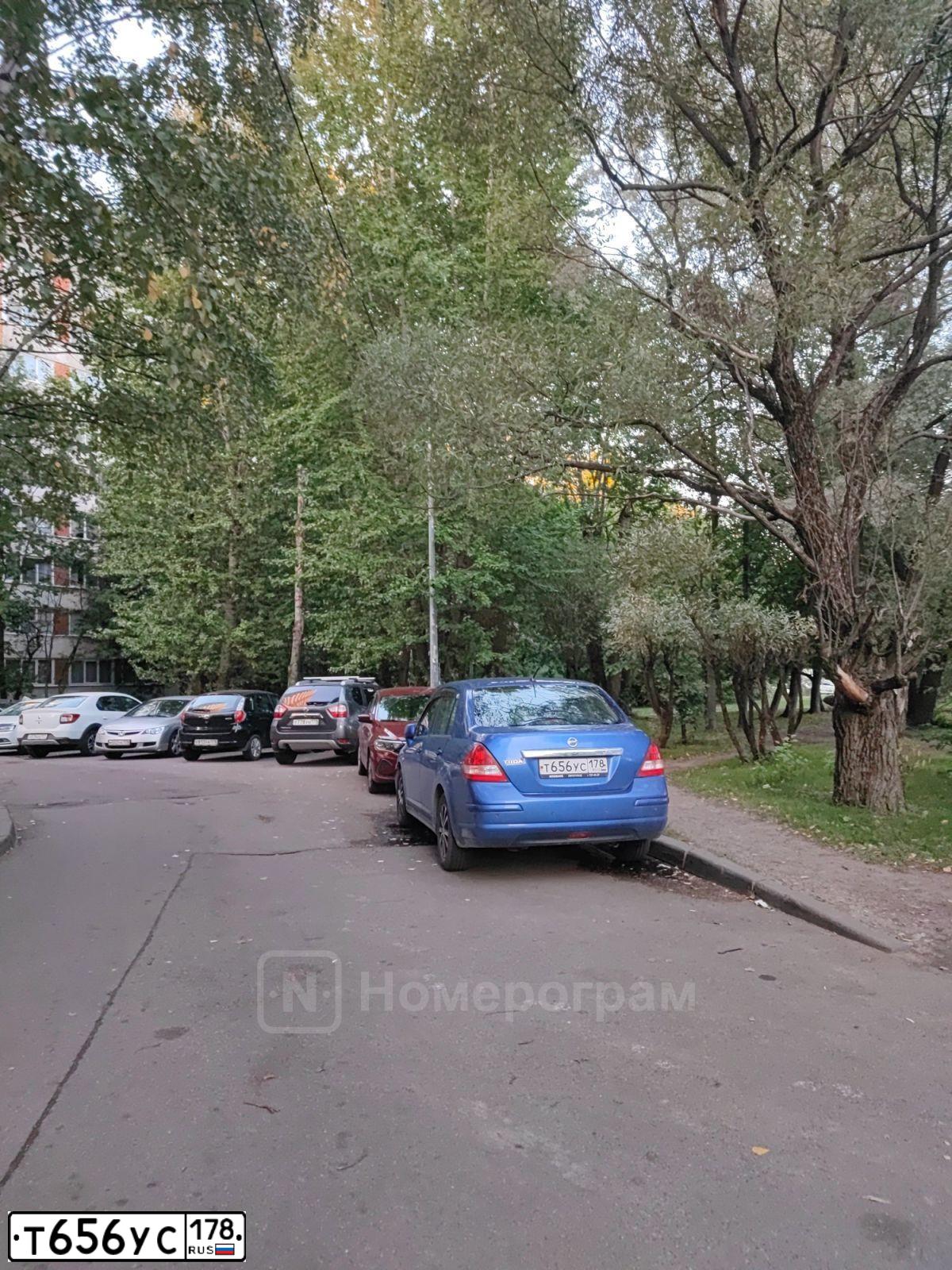 Фото автомобиля NISSAN TIIDA, 2010 — госномер Т656УС178. Цвет: СИНИЙ
