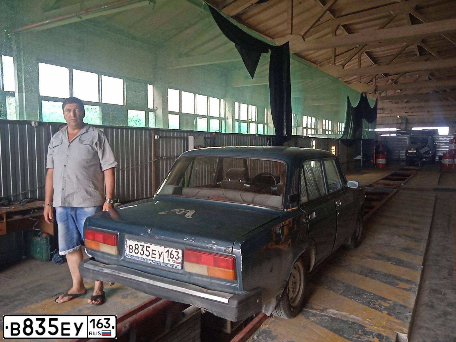 Фото автомобиля LADA 2107, 2006 — госномер Х823ВТ65. Цвет: Темно-зеленый