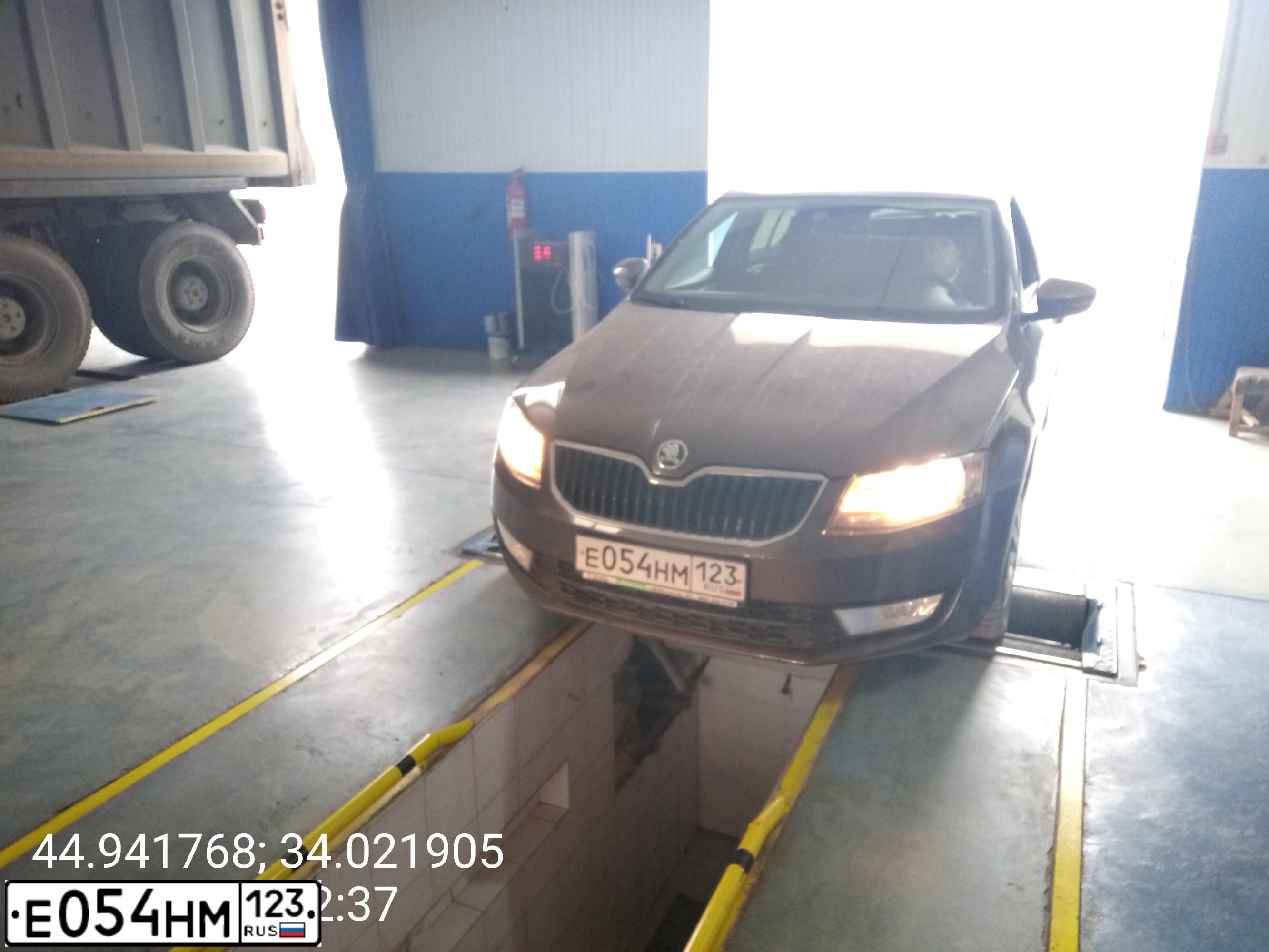 Фото автомобиля SKODA OCTAVIA, 2013 — госномер К582КН82. Цвет: Коричневый
