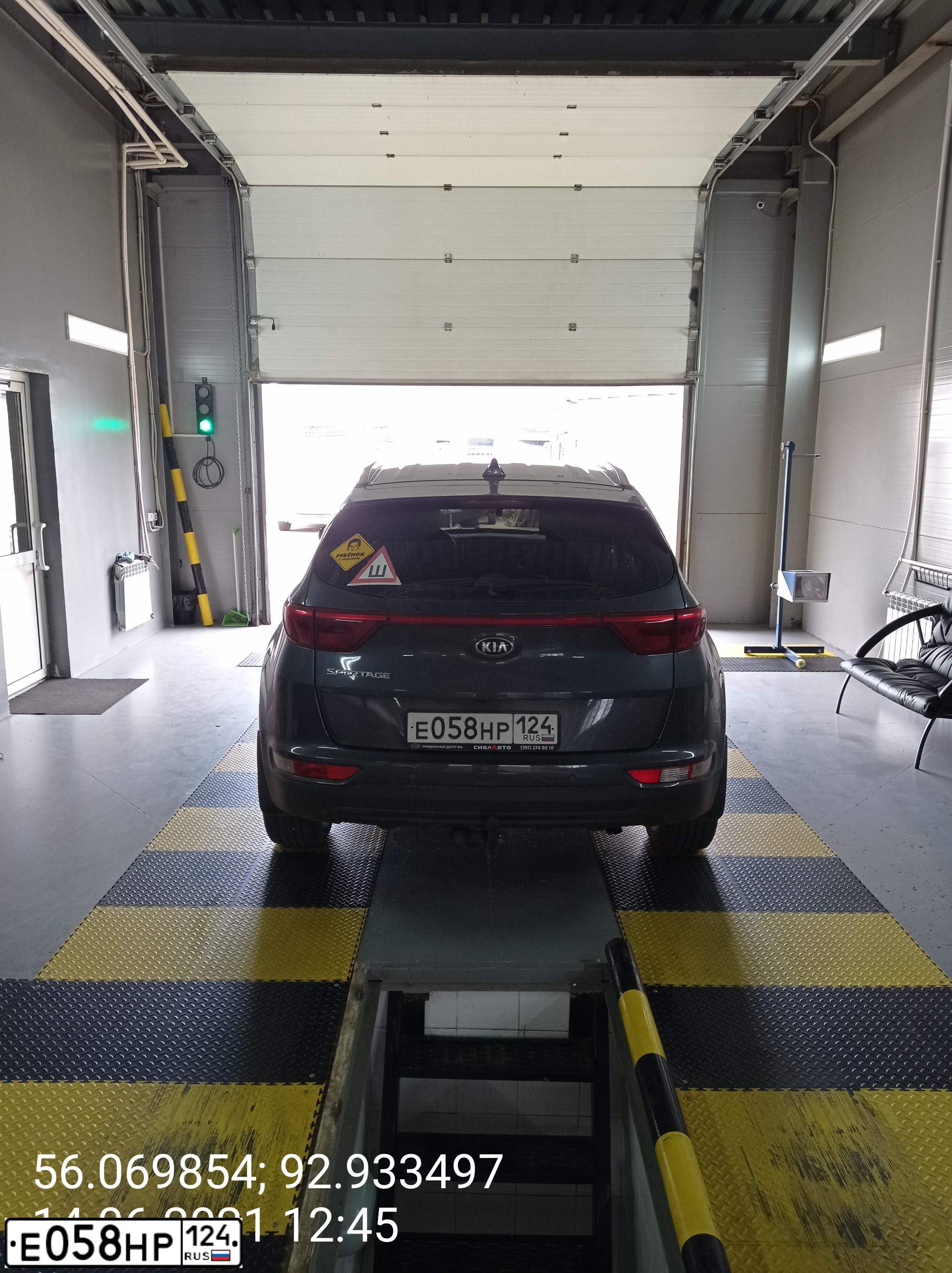 Фото автомобиля KIA SPORTAGE, 2017 — госномер Е058НР124. Цвет: СЕРЫЙ