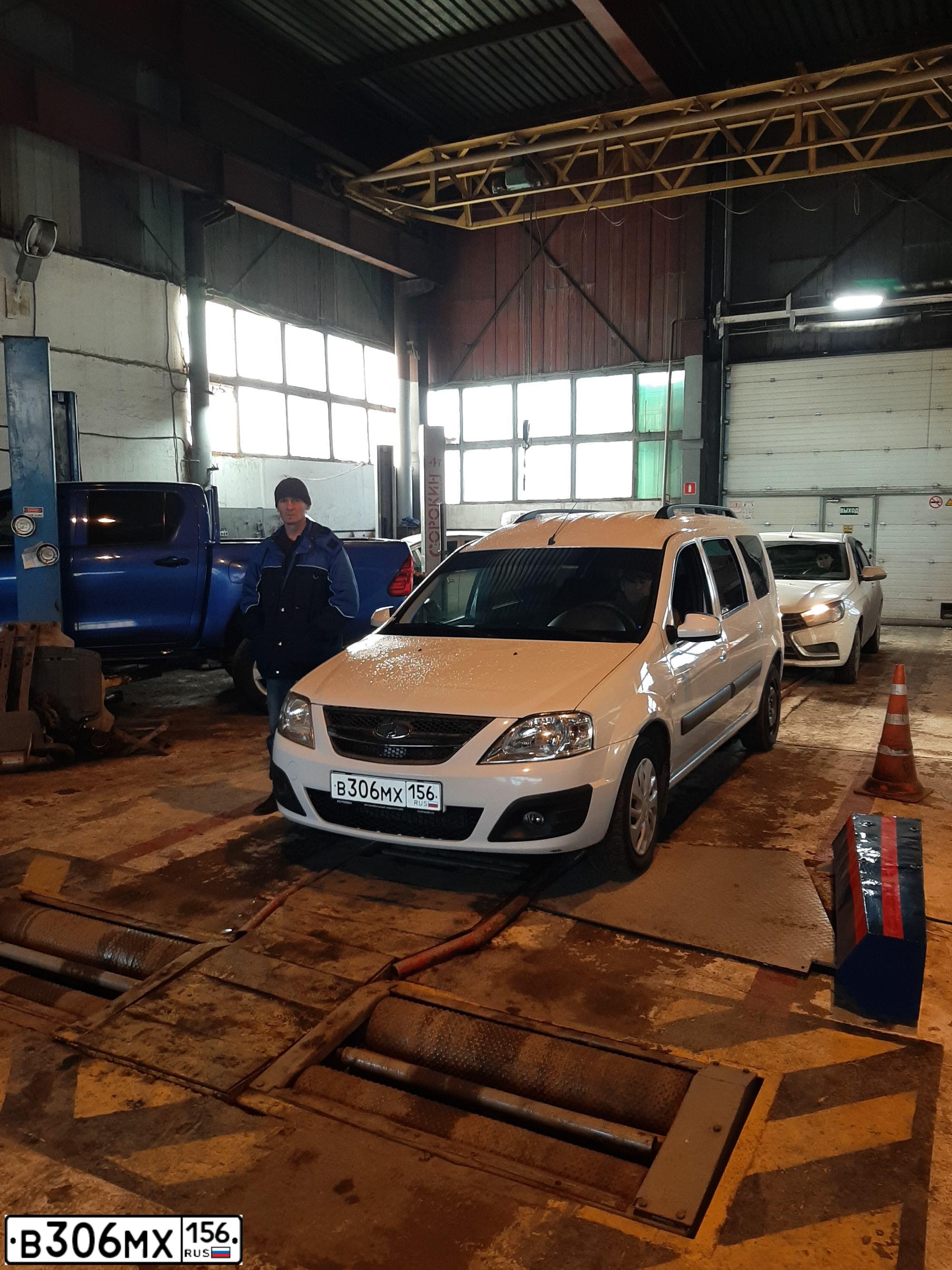 Фото автомобиля LADA LARGUS, 2018 — госномер Е533ВО156. Цвет: Белый