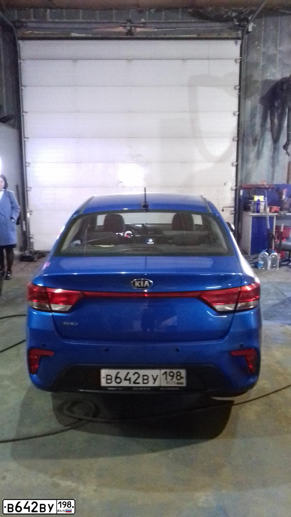 Фото автомобиля KIA RIO, 2017 — госномер А879ТМ198. Цвет: СИНИЙ