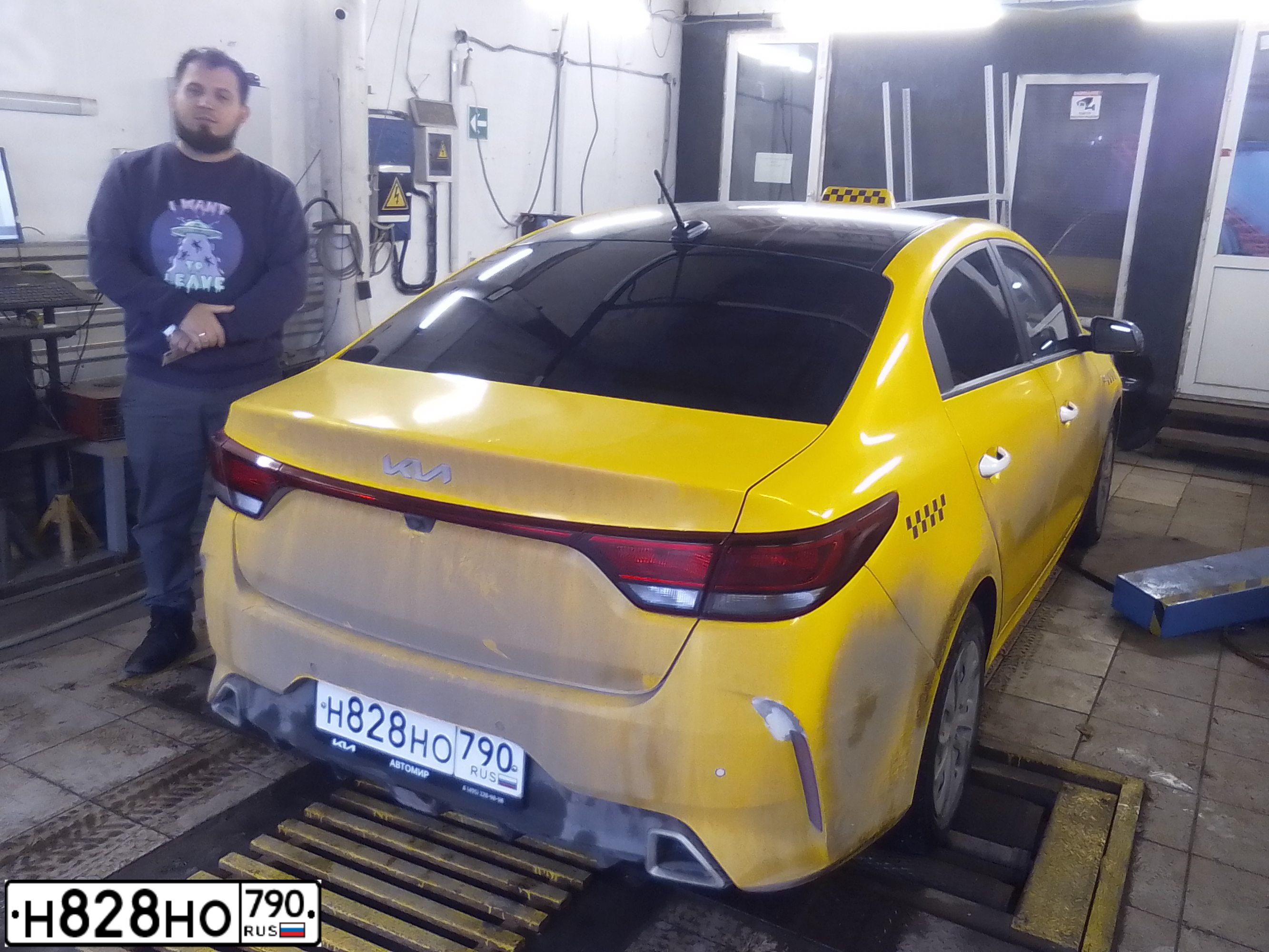 Фото автомобиля KIA RIO, 2022 — госномер Н828НО790. Цвет: ЖЕЛТЫЙ