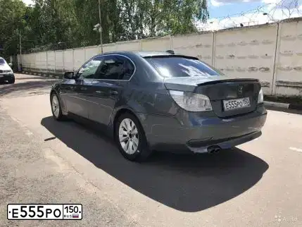Фото автомобиля BMW SERIE 5, 2003 — госномер Е555РО150. Цвет: СЕРЫЙ